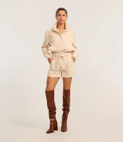 Short Curto em Veludo Cotelê com Pregas e Cinto de Amarração