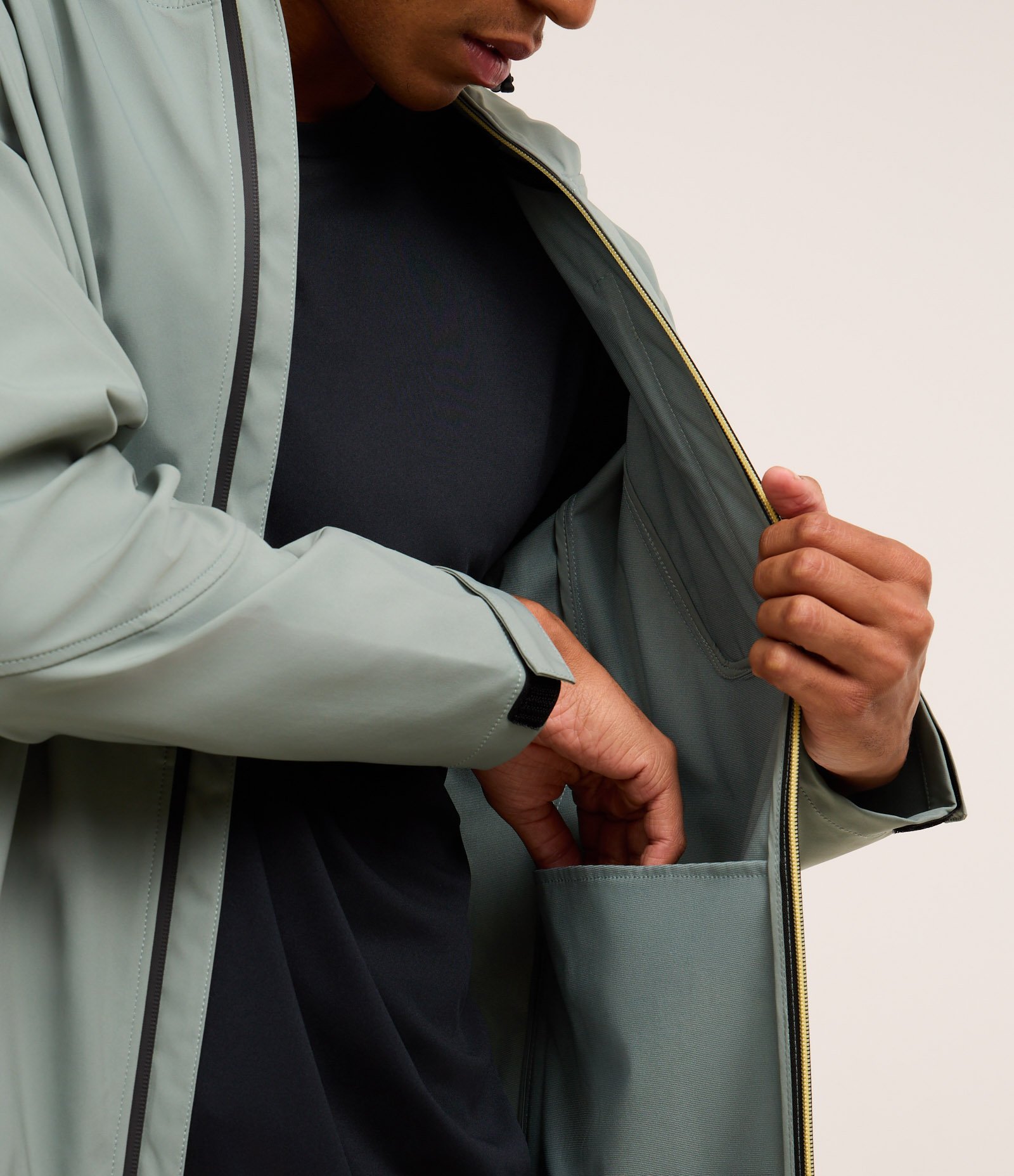 Jaqueta Esportiva Resistente a Água e com Capuz Verde 3