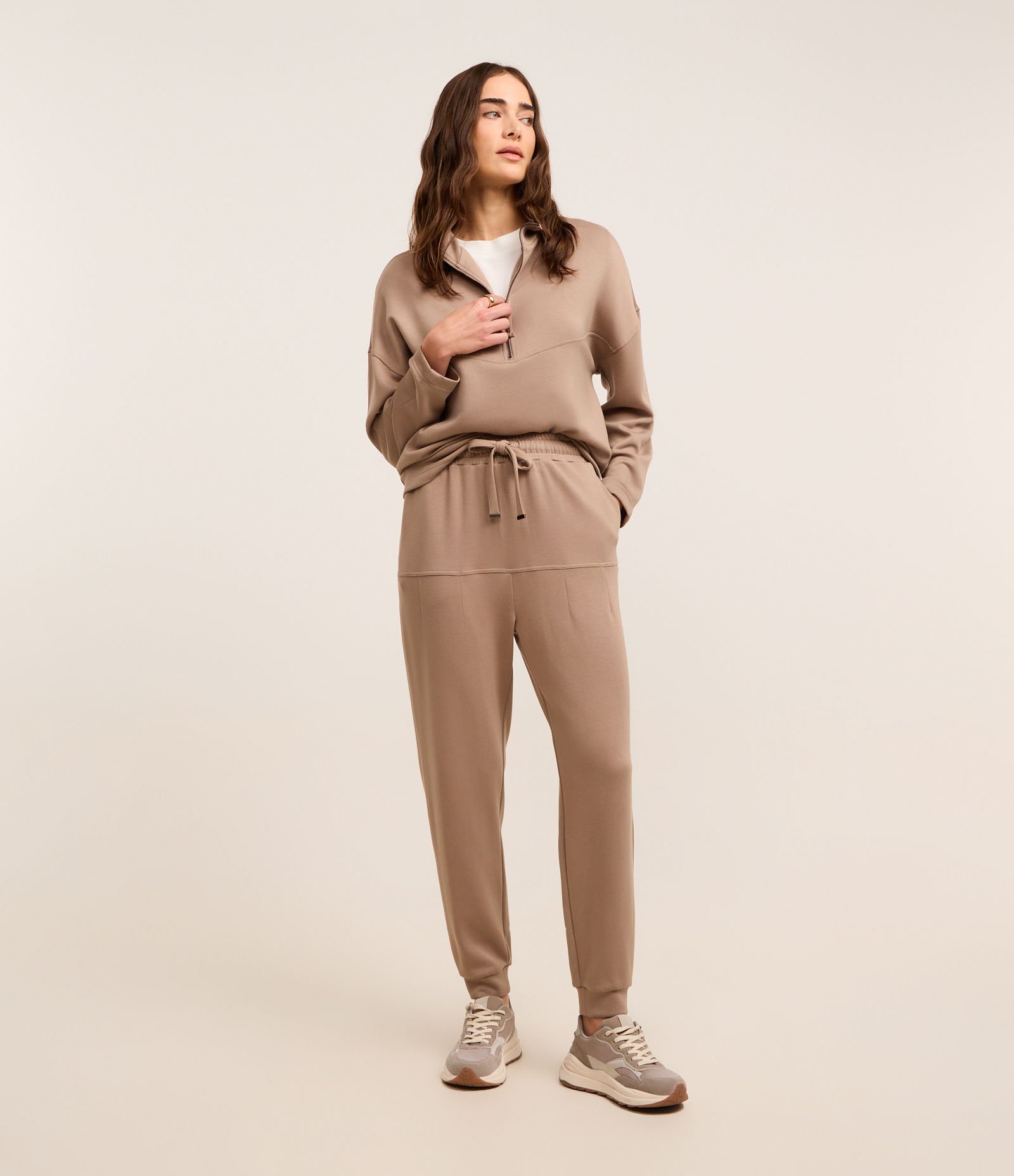 Blusa Comfort em Viscose com Gola Alta e Zíper Bege 2