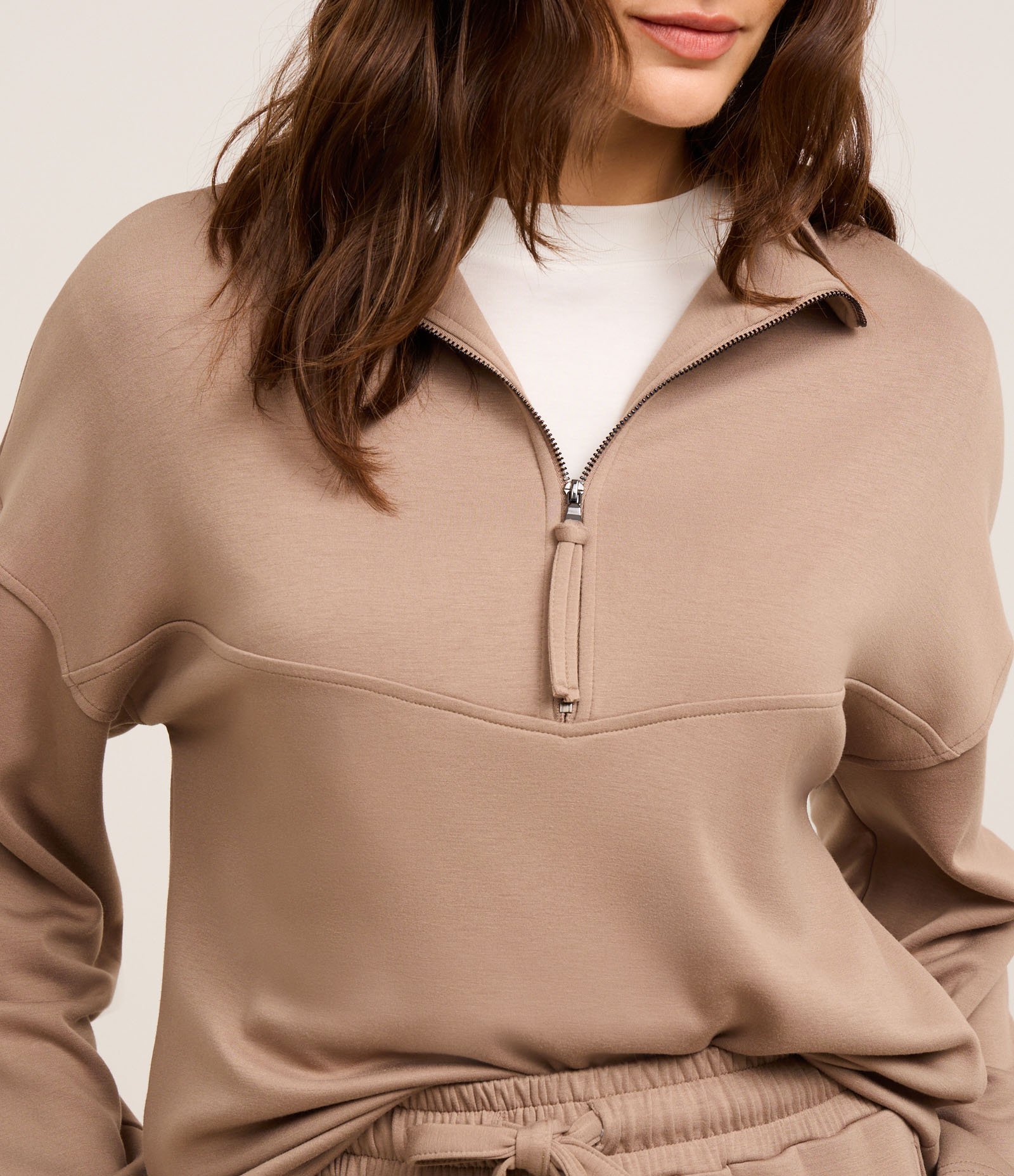 Blusa Comfort em Viscose com Gola Alta e Zíper Bege 4