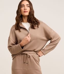 Blusa Comfort em Viscose com Gola Alta e Zíper