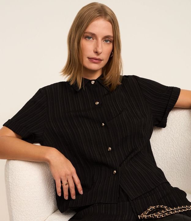 Camisa Texturizada em Viscose com Botões Diferenciados