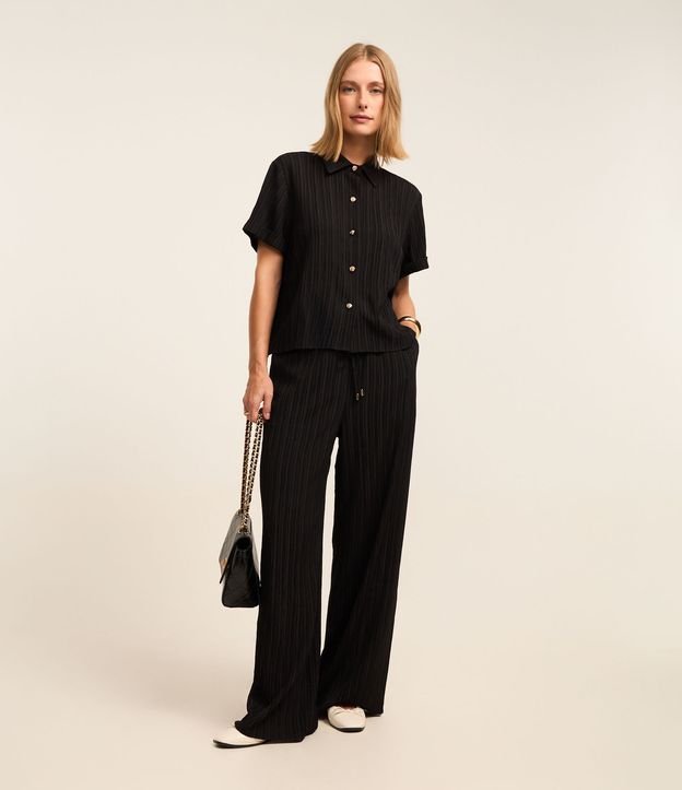 Calça Reta Fluida em Chiffon Texturizado