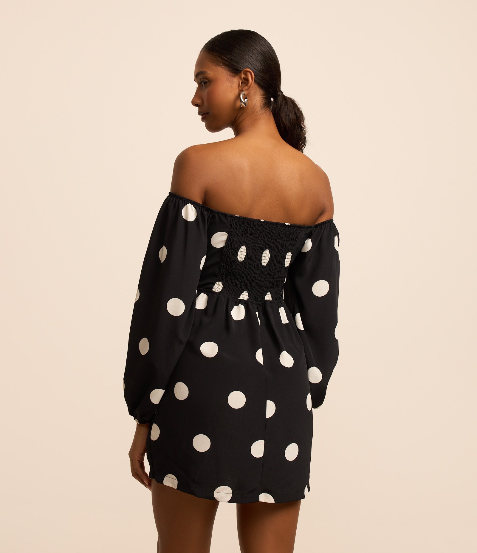 Vestido Curto Ombro a Ombro em Crepe com Poás Estampados Preto 3