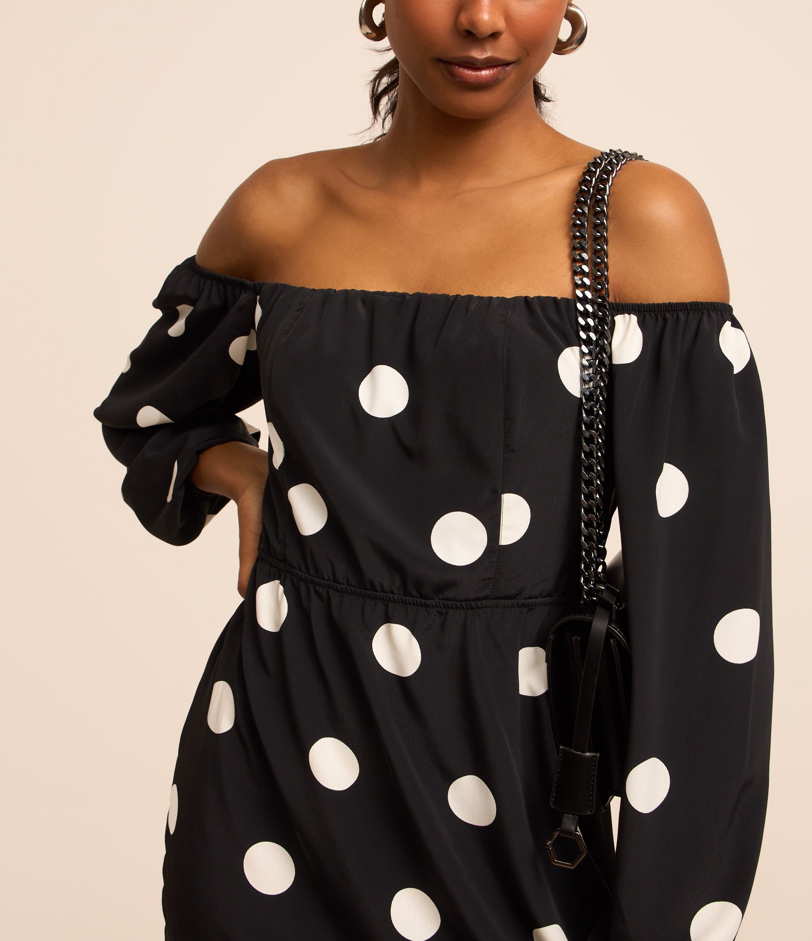 Vestido Curto Ombro a Ombro em Crepe com Poás Estampados Preto 4