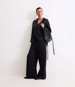 Calça Wide Leg Acetinada com Caimento Leve