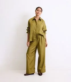 Calça Reta Acetinada com Tecido Texturizado e Cós Elástico