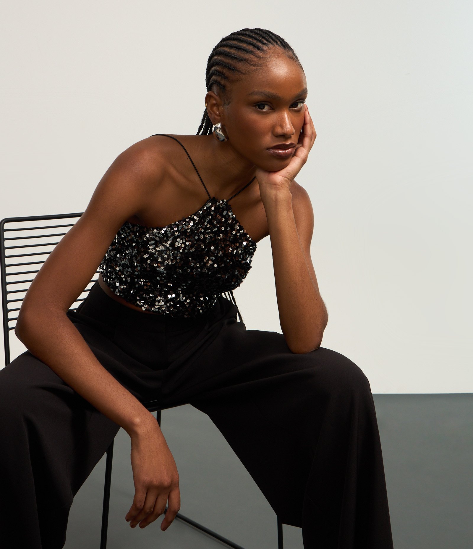 Blusa Cropped em Paetê com Base em Veludo e Decote Halter Preto 4