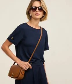 Blusa em Malha Piquet com Detalhe na Barra da Manga