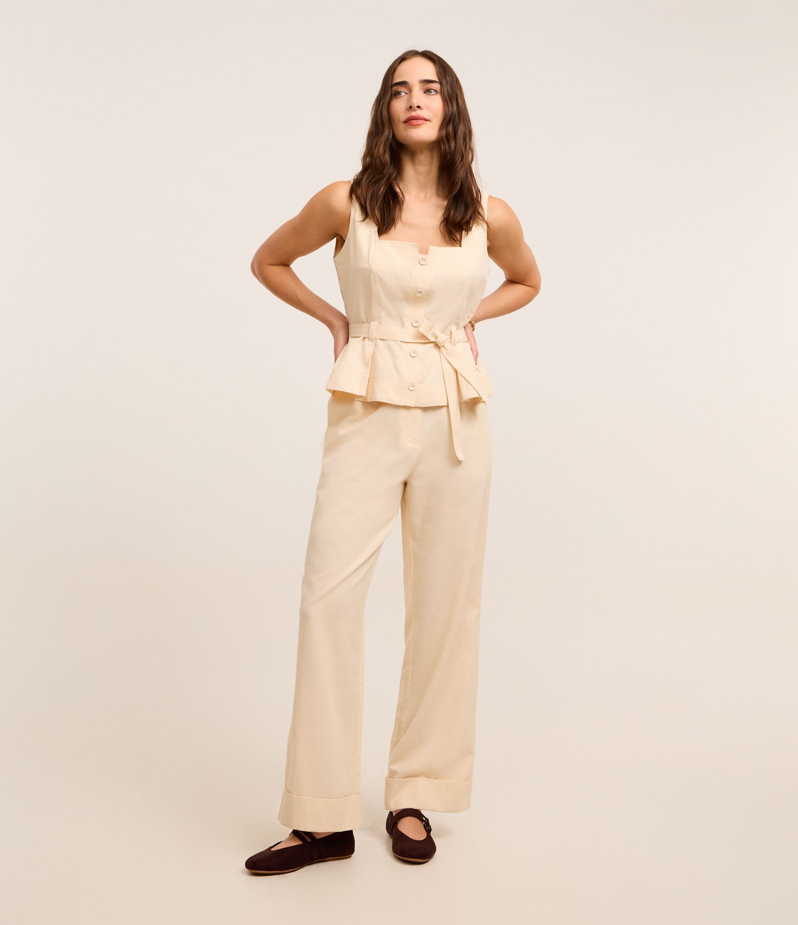 Calça Reta Alfaiatada em Algodão com Cinto Afivelado Bege 1