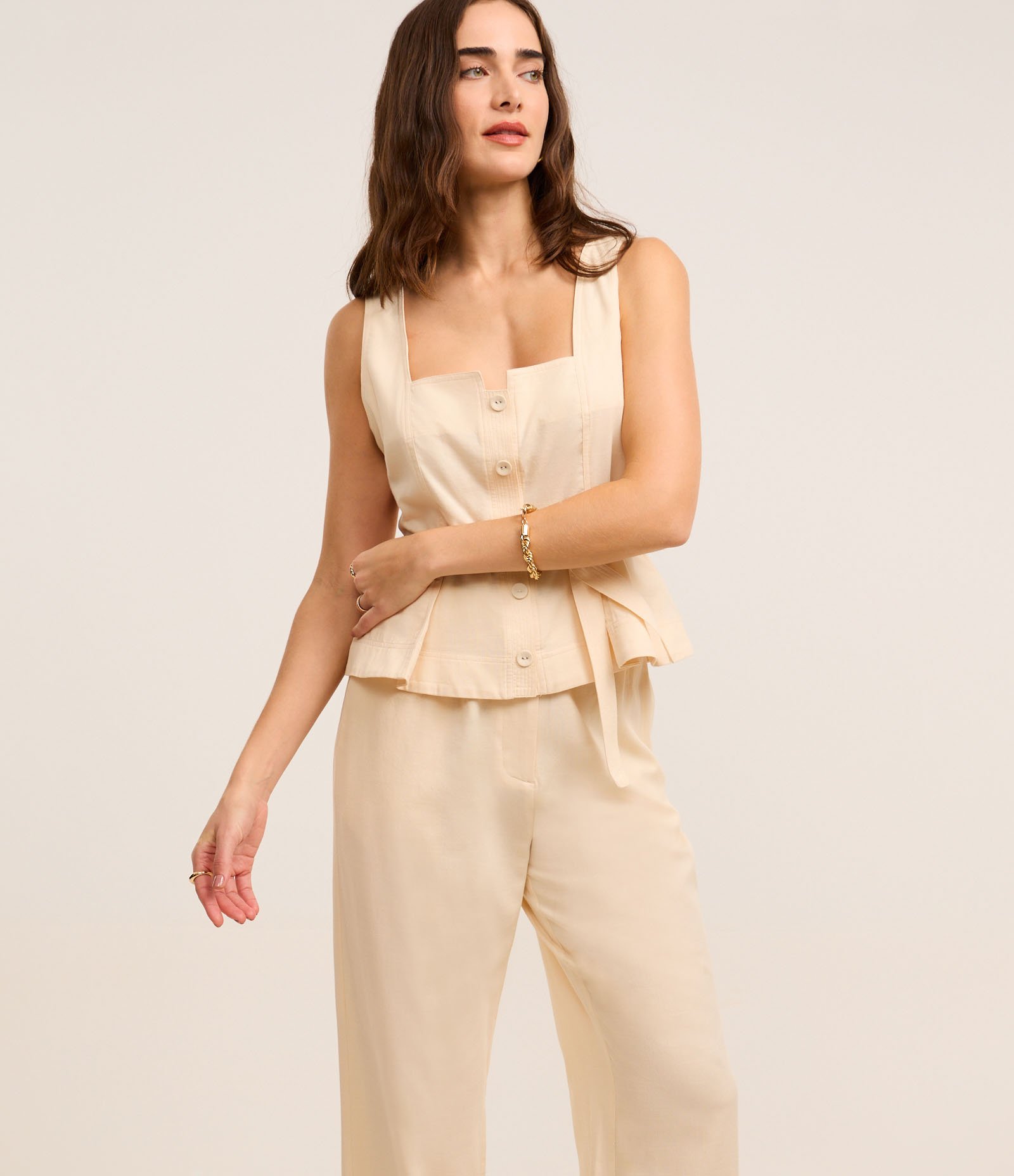 Calça Reta Alfaiatada em Algodão com Cinto Afivelado Bege 2