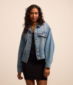 Jaqueta em Jeans Destroyer com Faixa Abotoada nas Costas