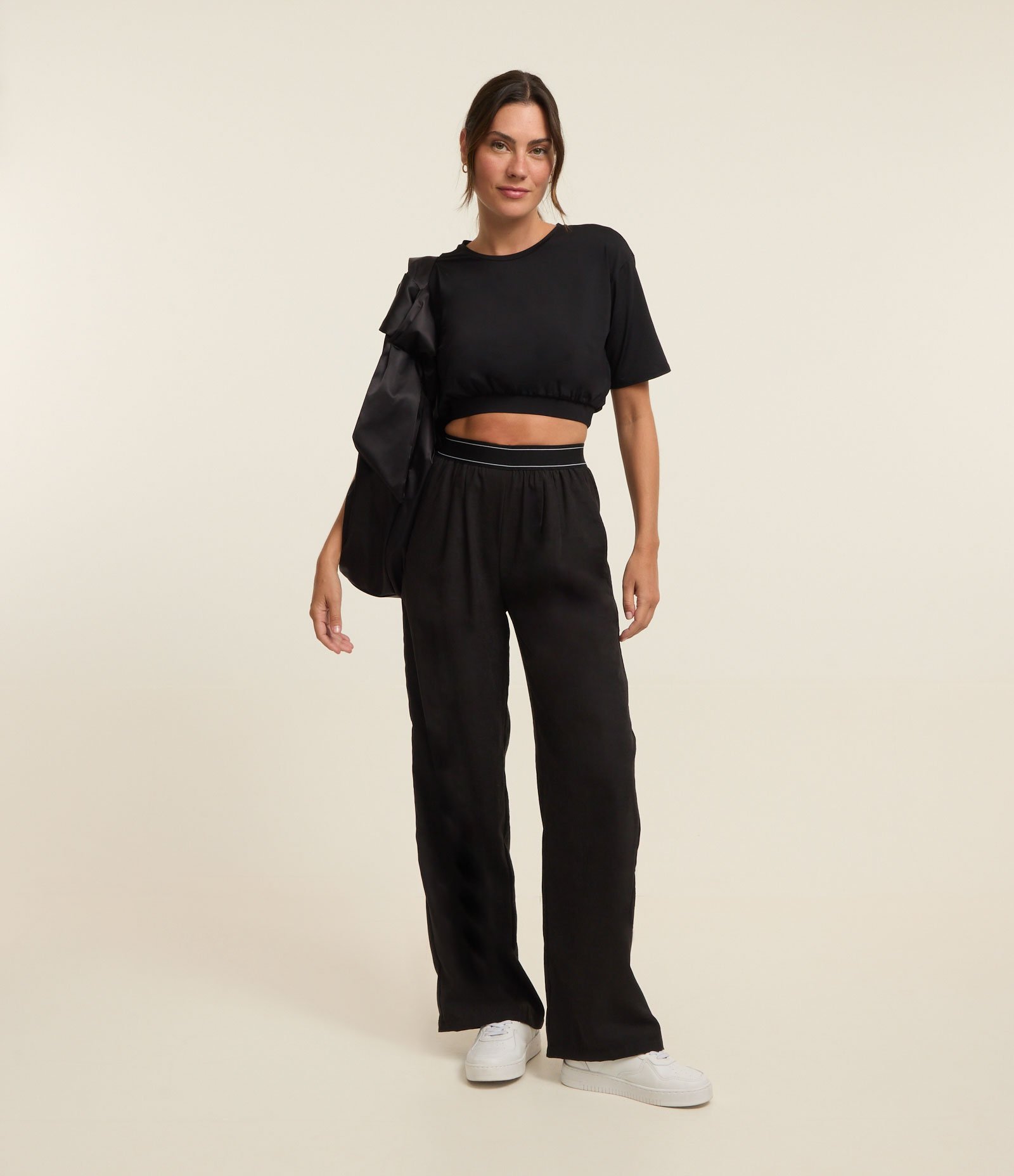 Calça Reta Esportiva em Microfibra Reta com Cós de Elástico Preto 1