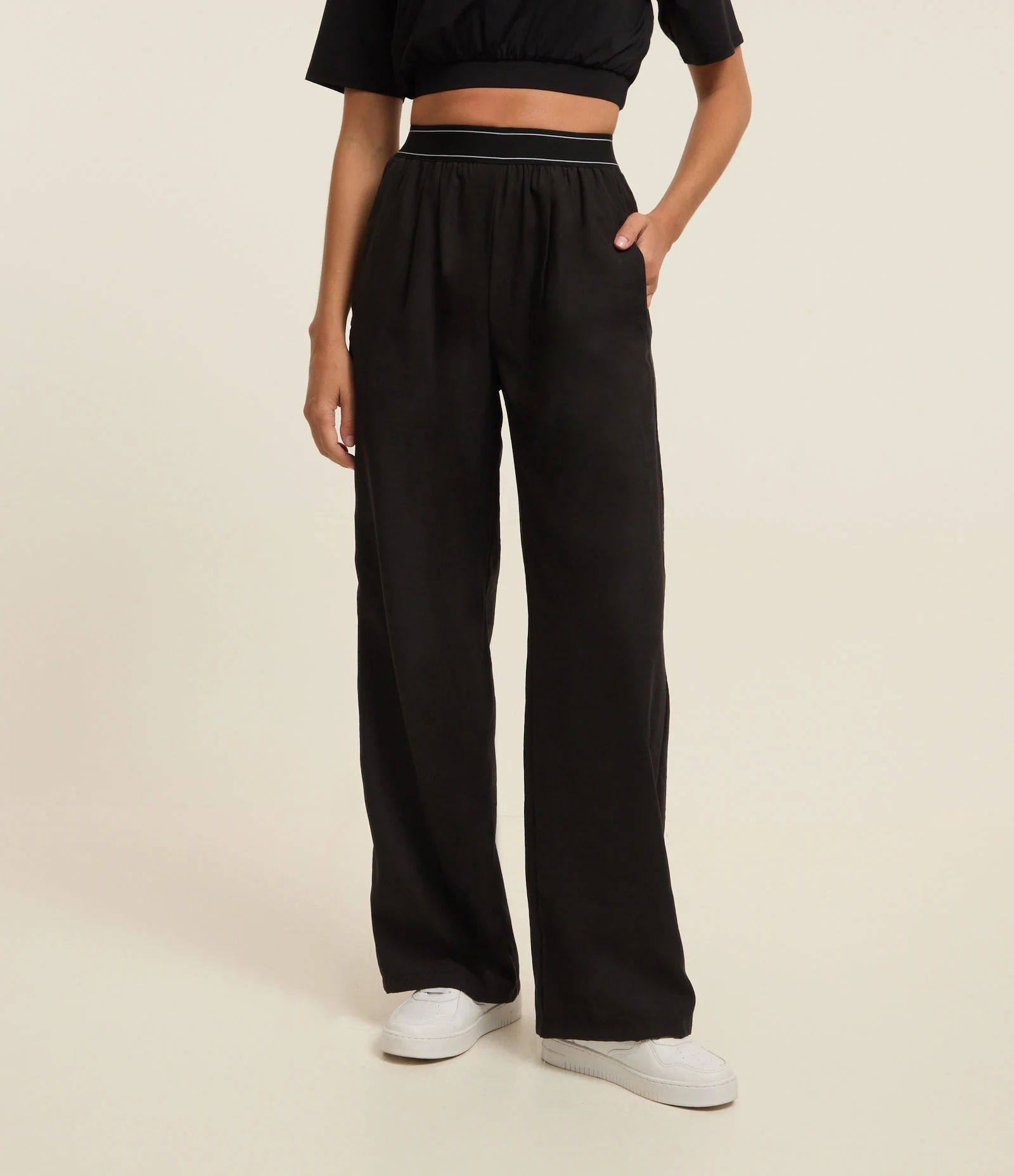 Calça Reta Esportiva em Microfibra Reta com Cós de Elástico Preto 2