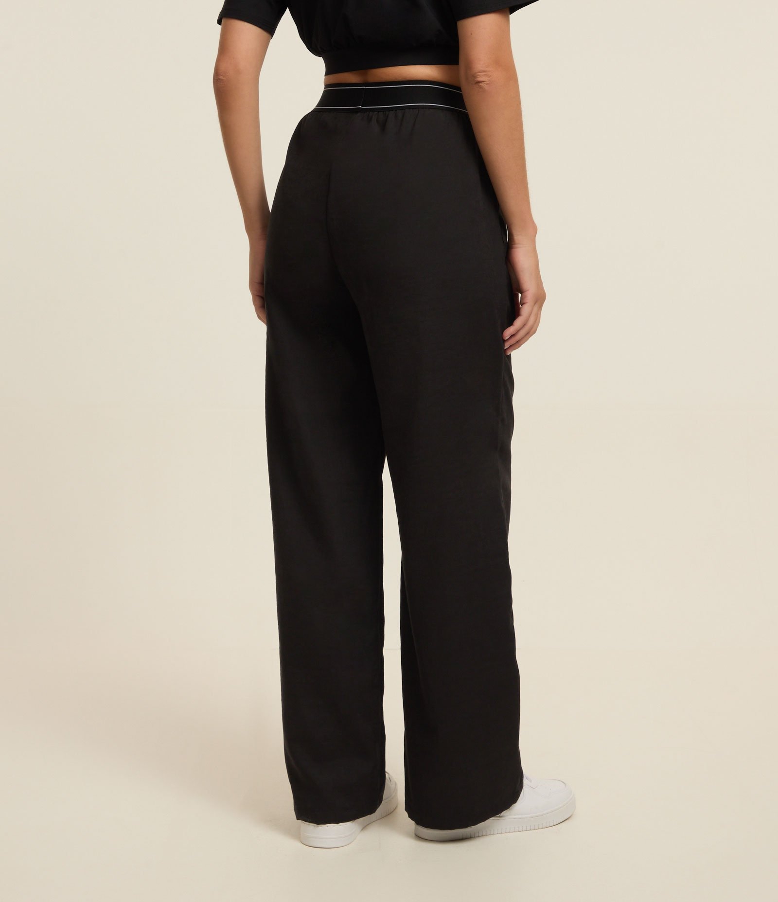 Calça Reta Esportiva em Microfibra Reta com Cós de Elástico Preto 3