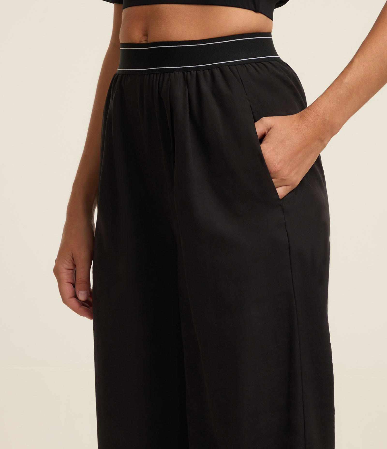 Calça Reta Esportiva em Microfibra Reta com Cós de Elástico Preto 4