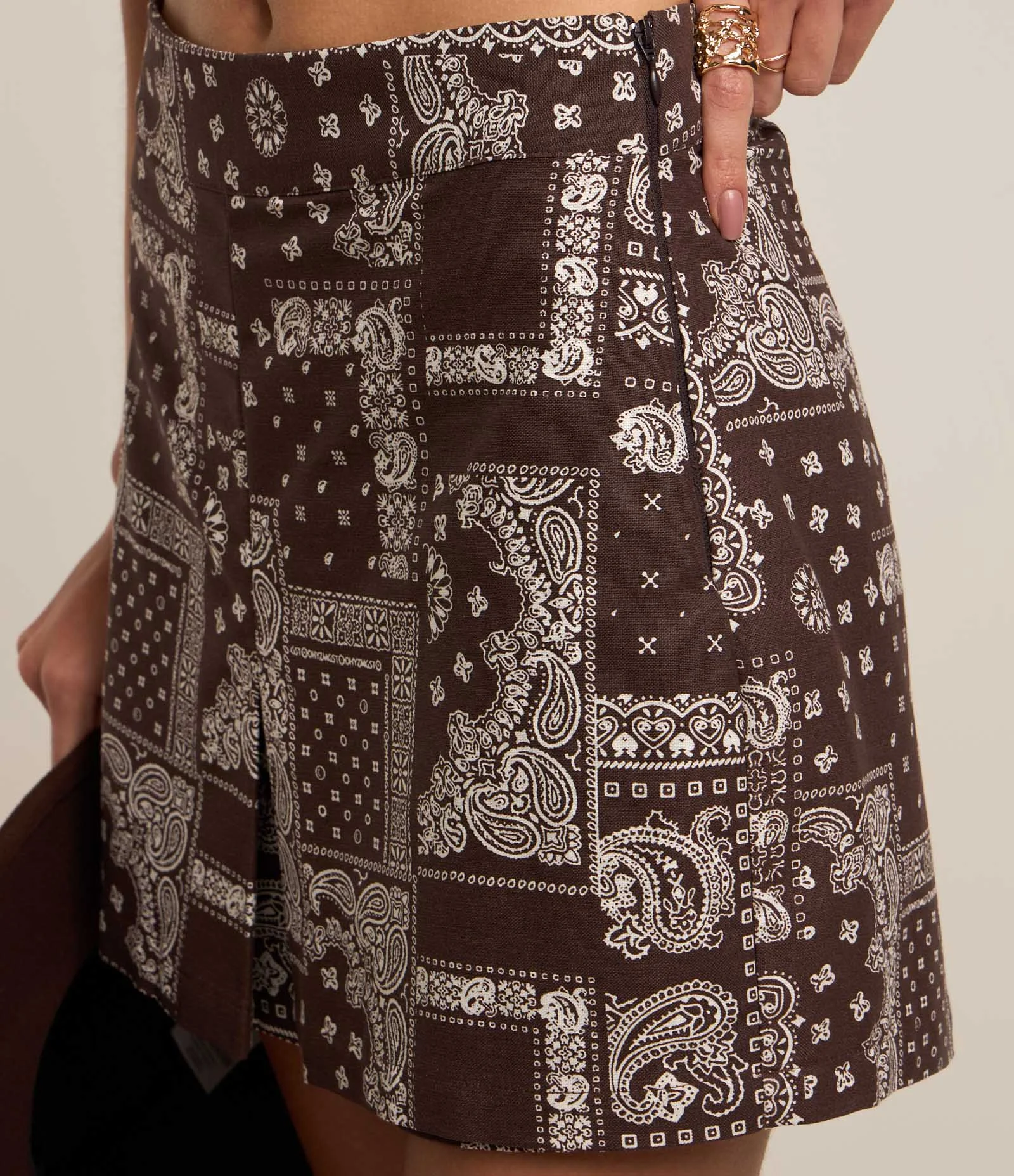 Short Saia em Viscolinho com Estampa Lenço Marrom 4