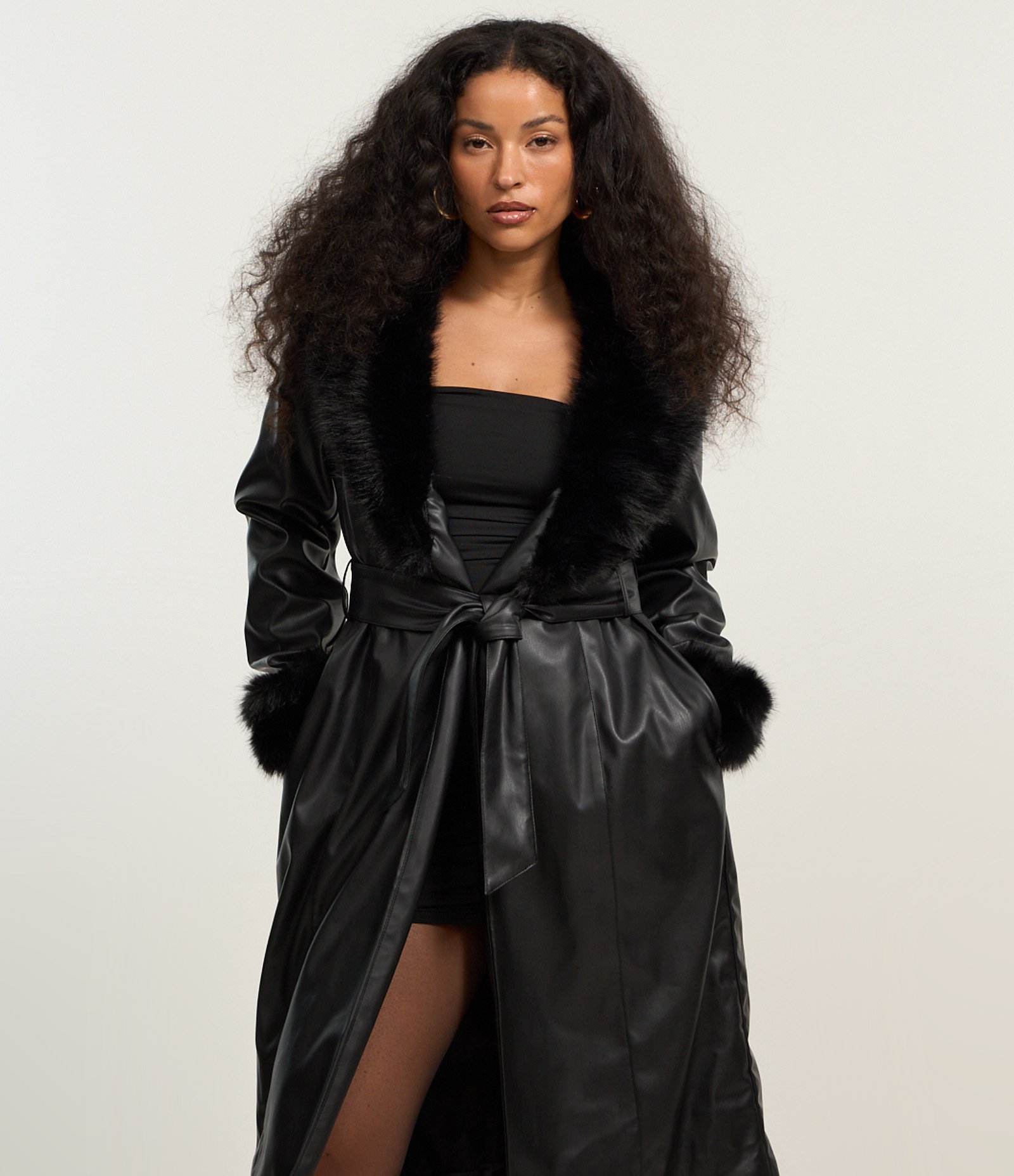 Casaco Trench Coat em PU com Gola e Punhos de Pelos Preto 2