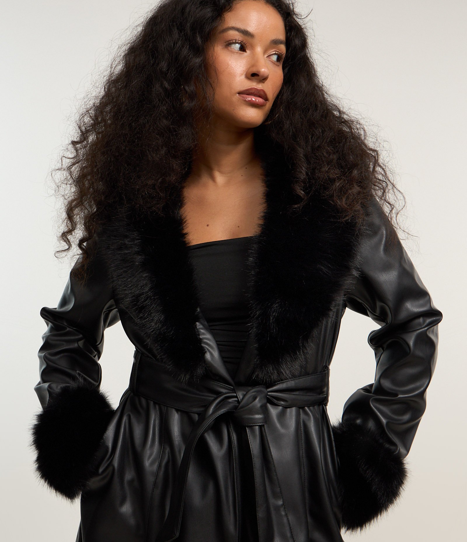 Casaco Trench Coat em PU com Gola e Punhos de Pelos Preto 3