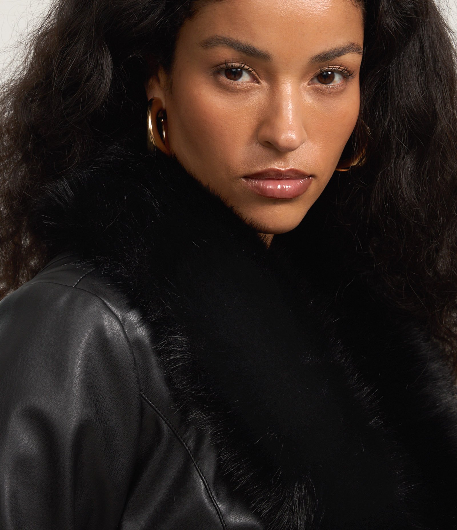 Casaco Trench Coat em PU com Gola e Punhos de Pelos Preto 4