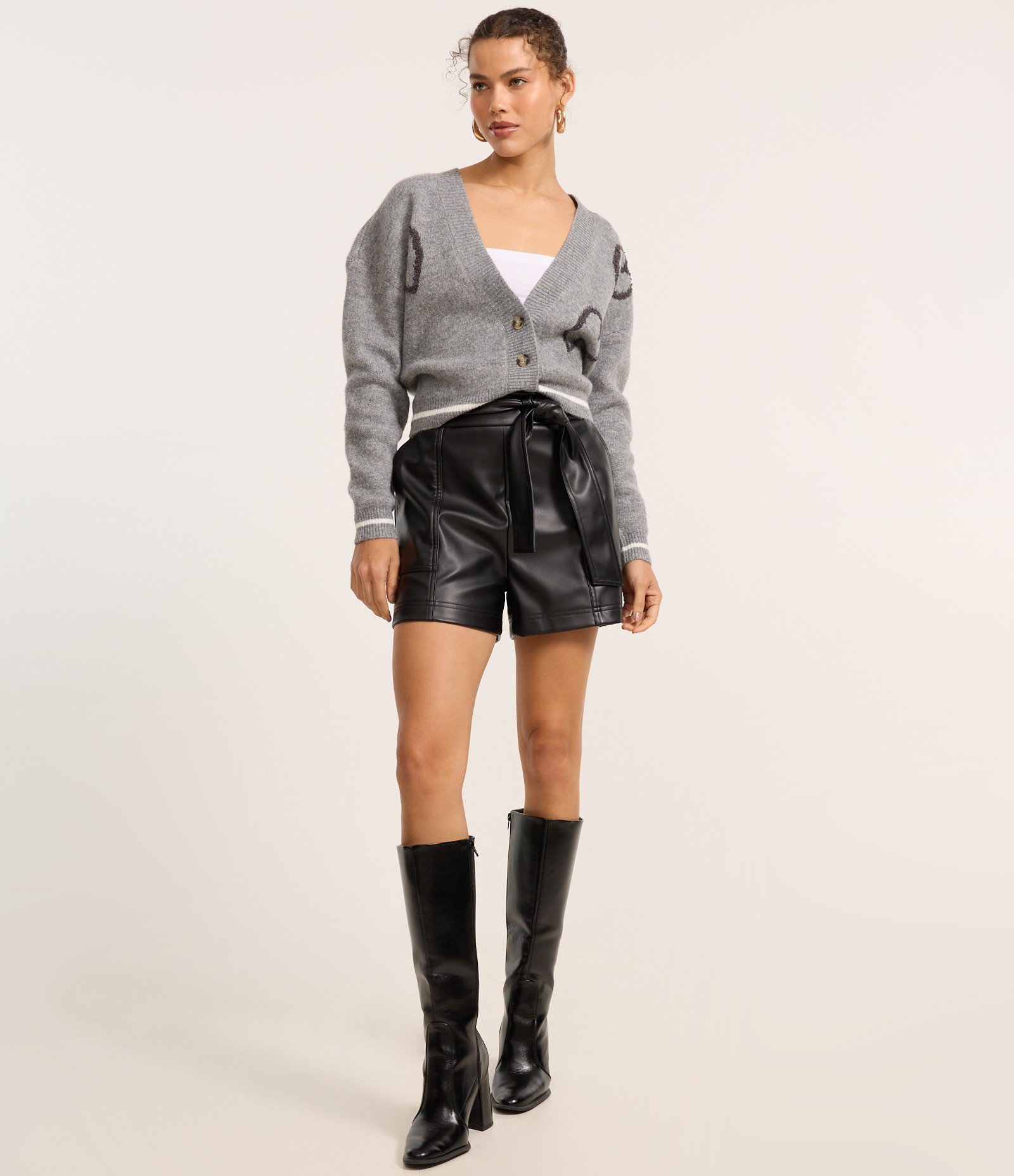 Cardigan Curto em Tricô com Botões e Estampa de Corações Cinza 2