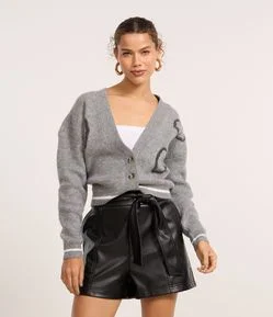Cardigan Curto em Tricô com Botões e Estampa de Corações