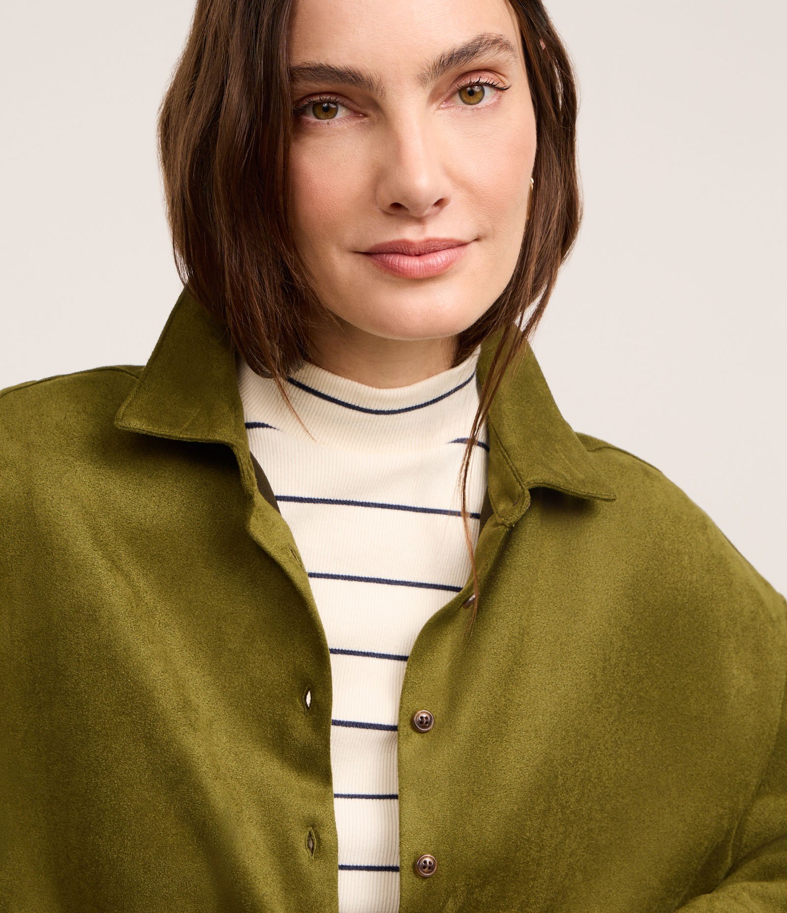 Camisa em Suede com Cava Deslocada Verde 4