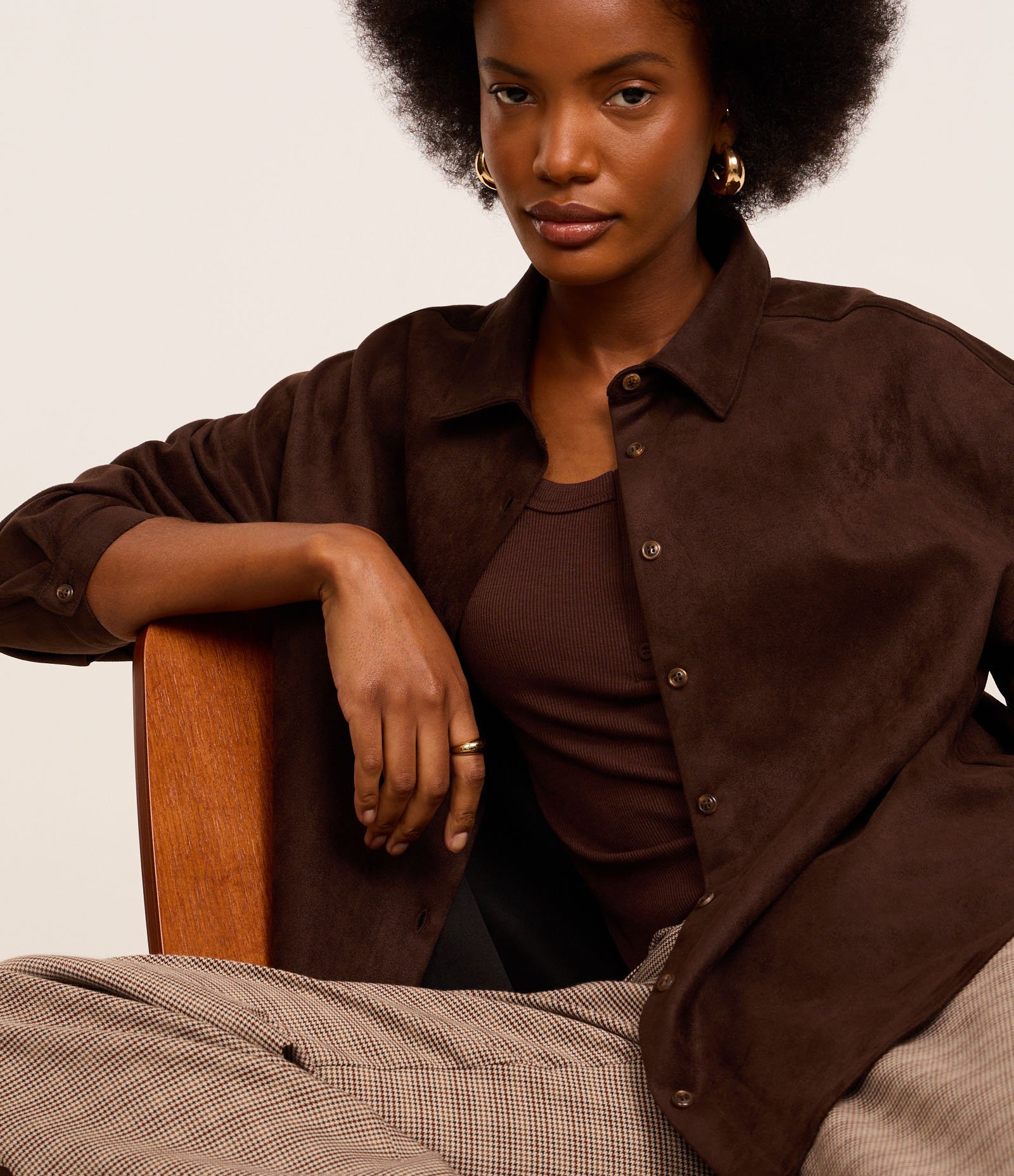 Camisa em Suede com Cava Deslocada Marrom 7