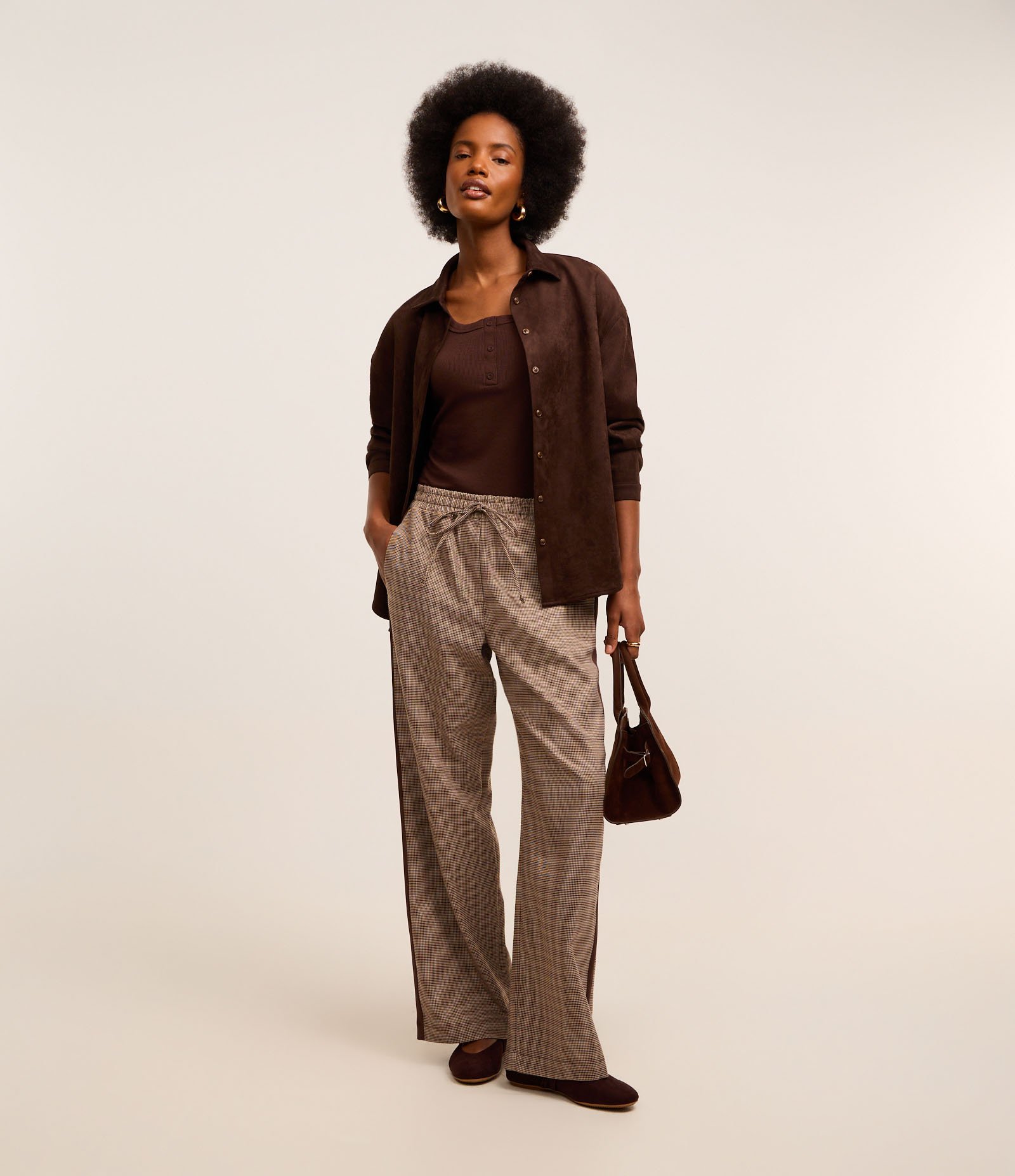 Camisa em Suede com Cava Deslocada Marrom 2