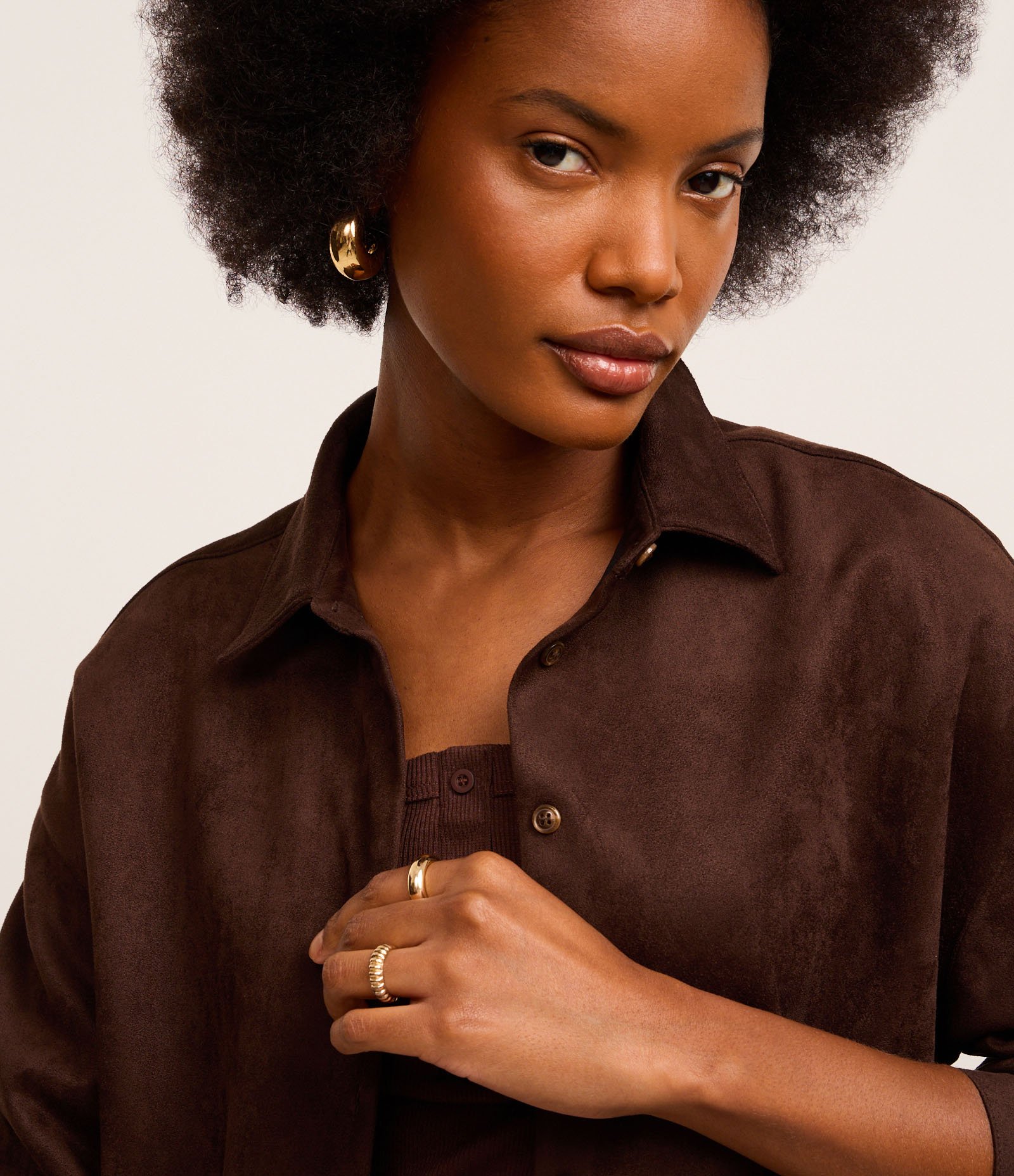 Camisa em Suede com Cava Deslocada Marrom 4