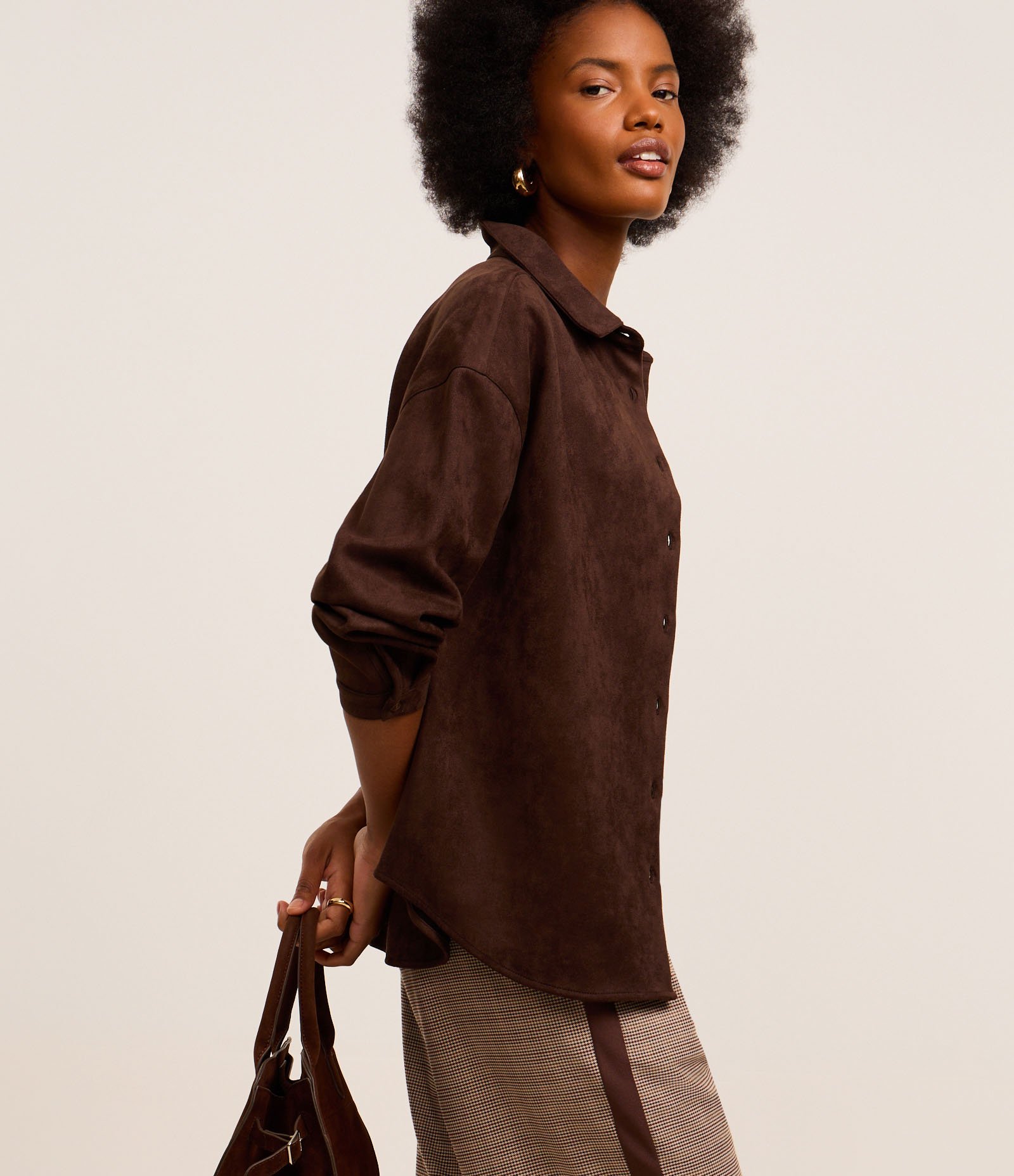 Camisa em Suede com Cava Deslocada Marrom 5