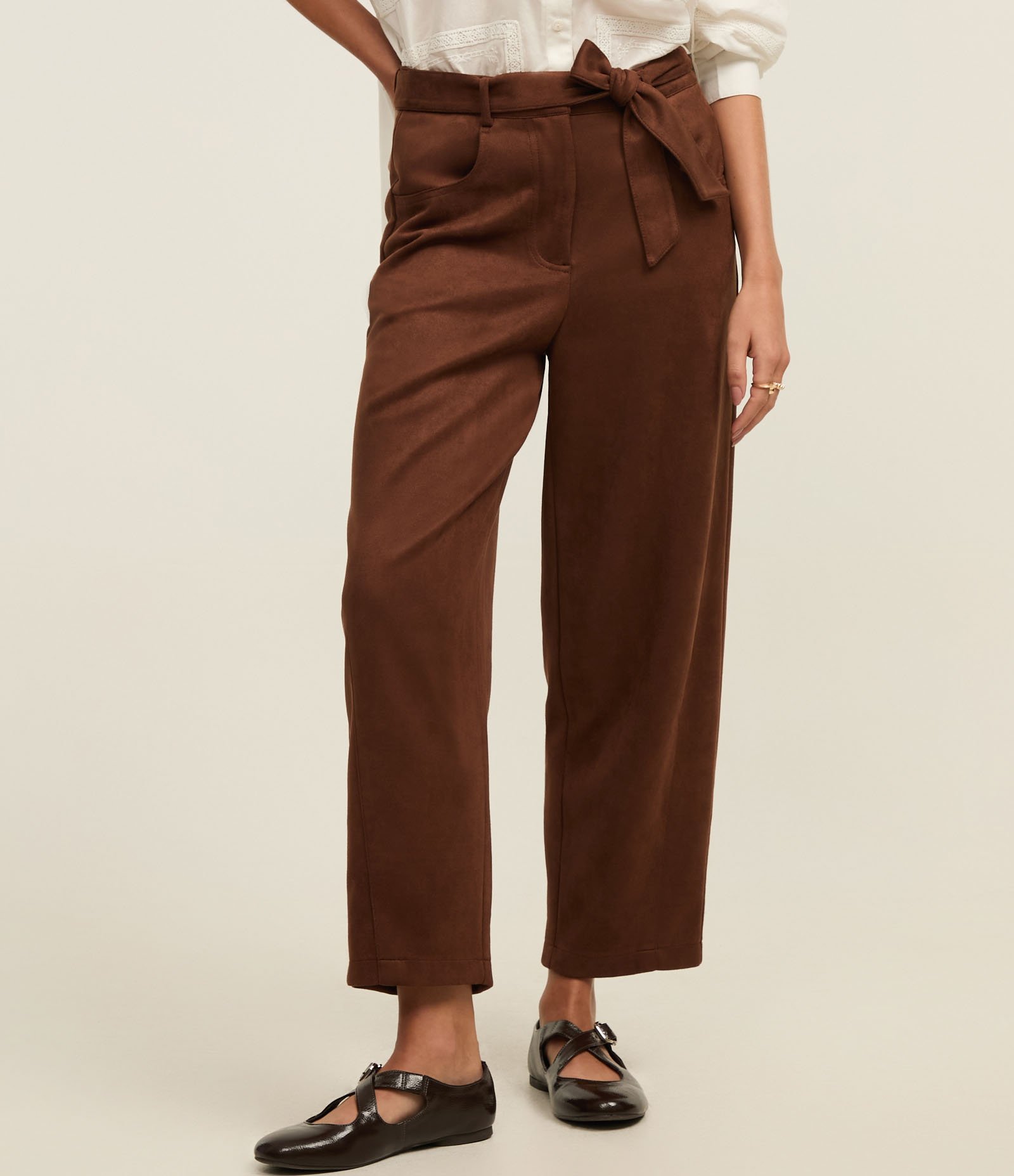 Calça Reta Cintura Alta em Suede com Cinto de Tecido Marrom 3