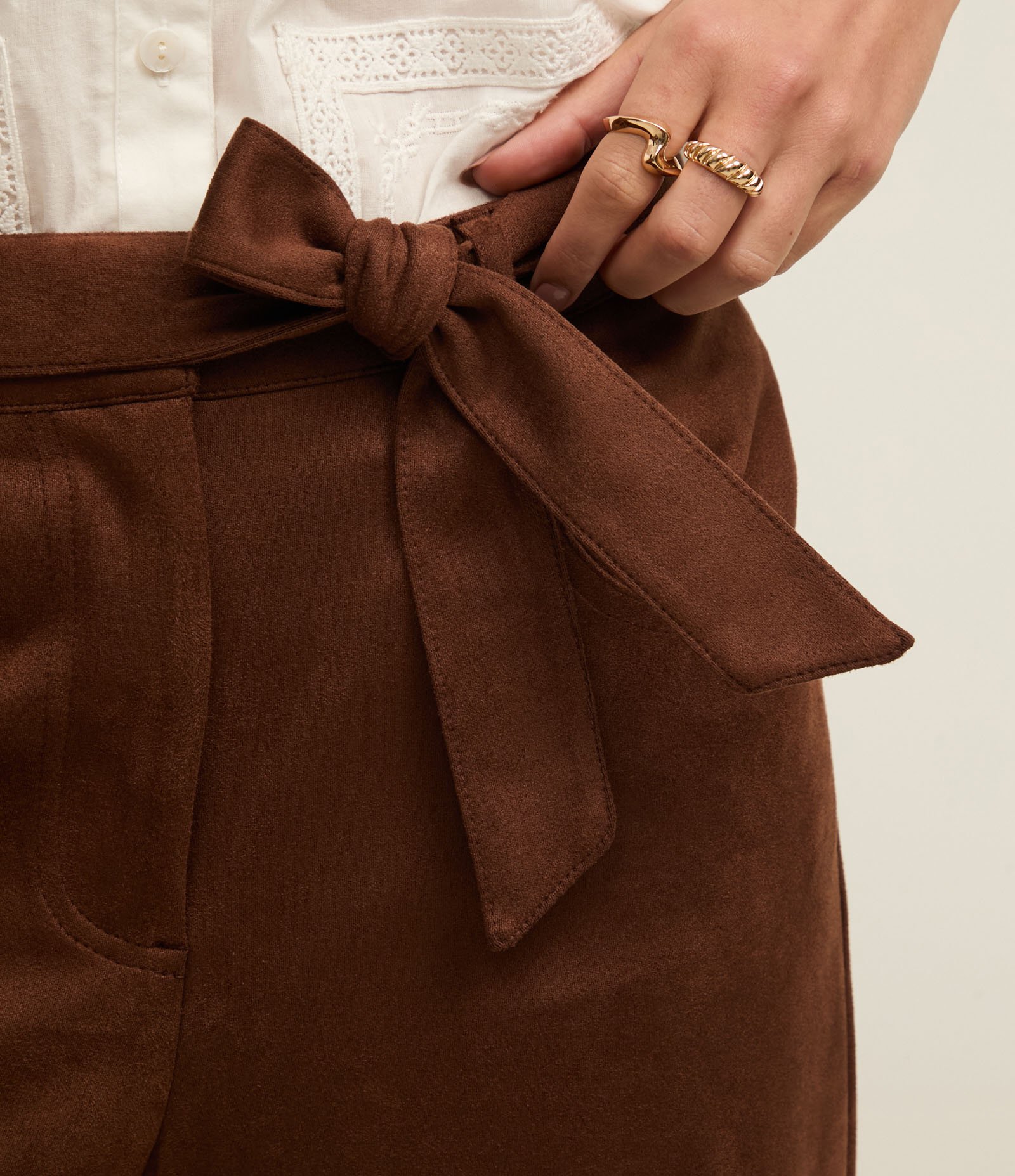 Calça Reta Cintura Alta em Suede com Cinto de Tecido Marrom 4