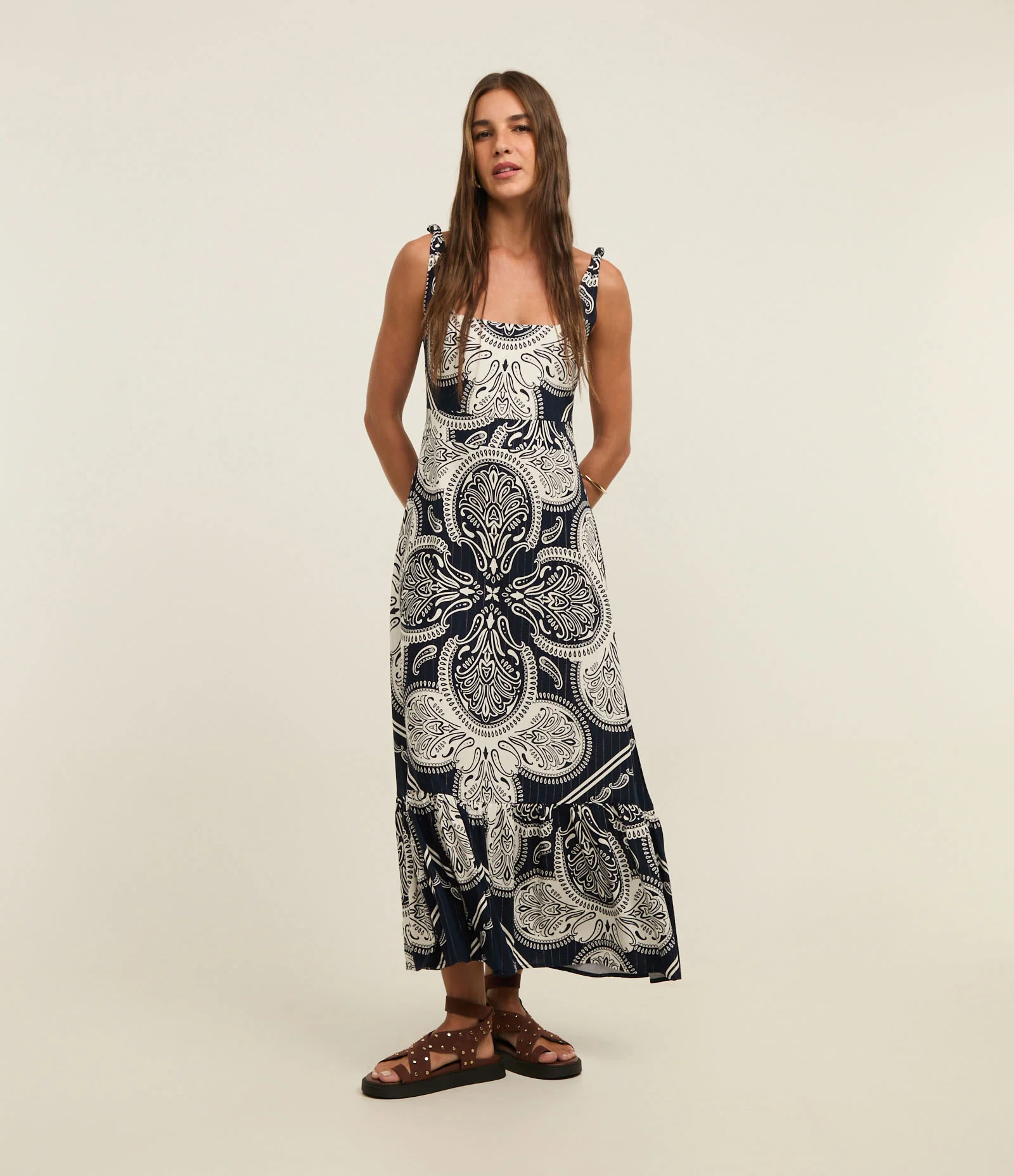Vestido Evasê Midi em Viscose com Alça Média e Estampa Paisley Azul Escuro 2