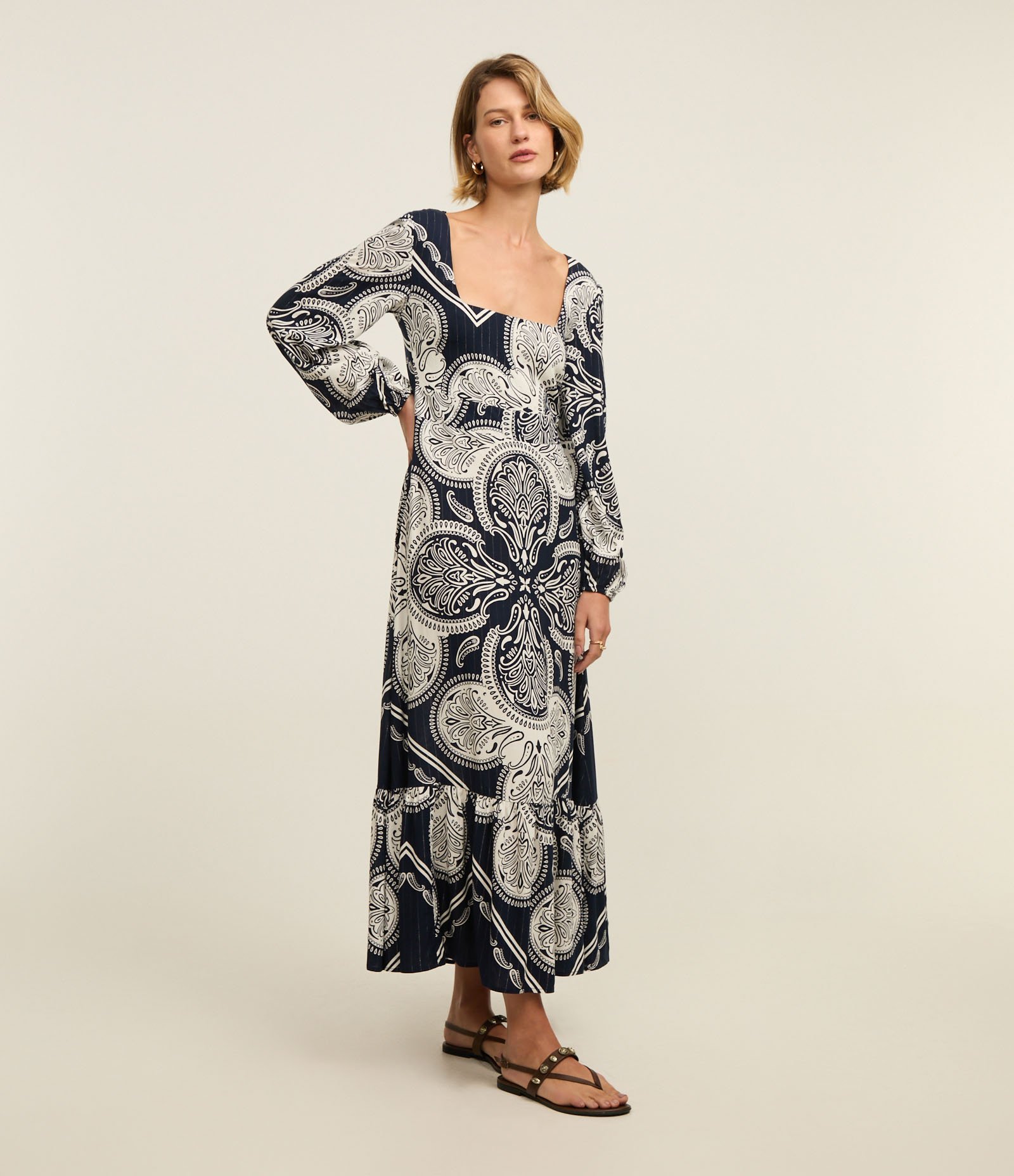 Vestido Evasê Midi em Viscose com Estampa Paisley Azul 2