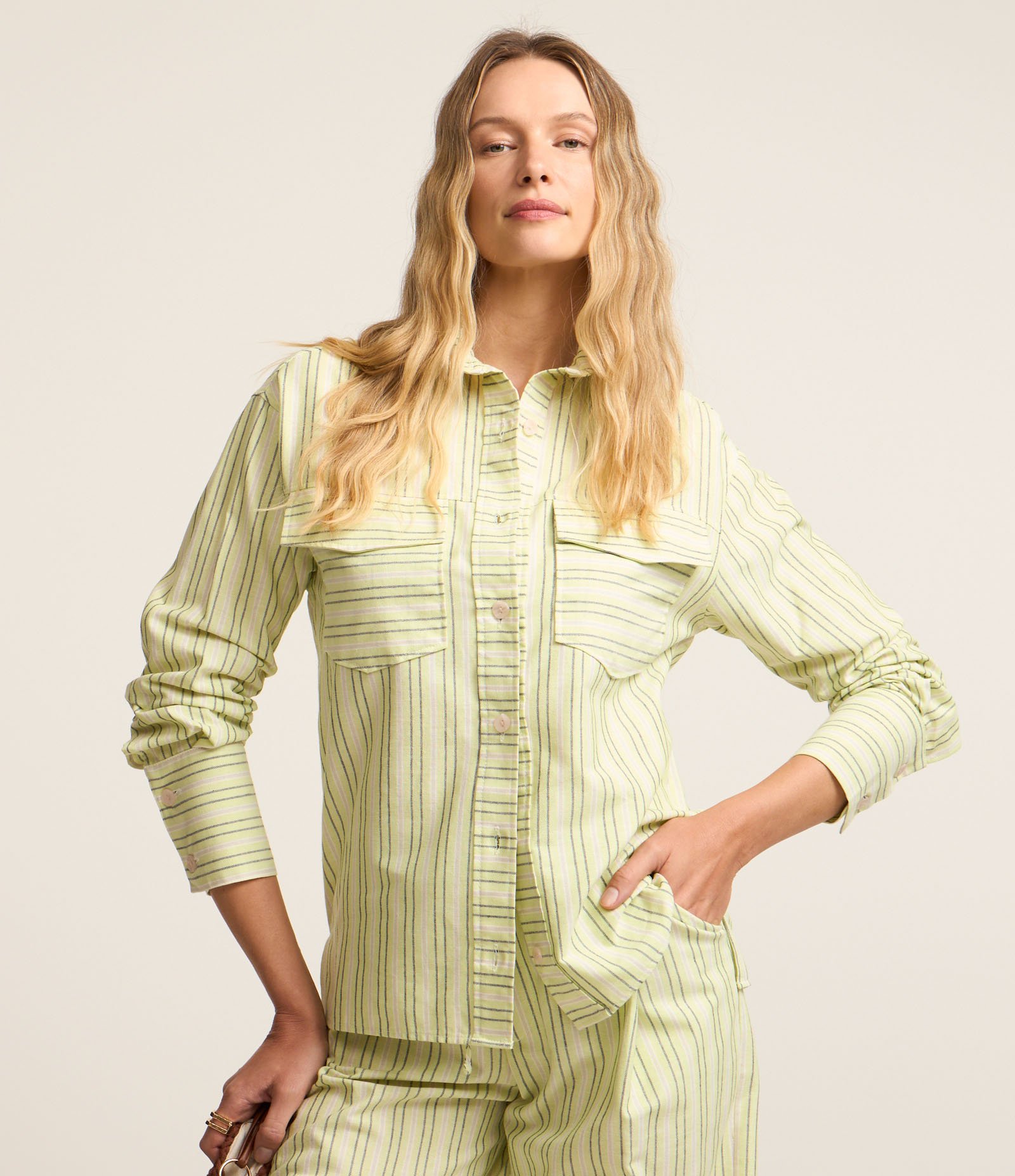 Camisa Alongada em Sarja Listrada com Bolsos Verde 1