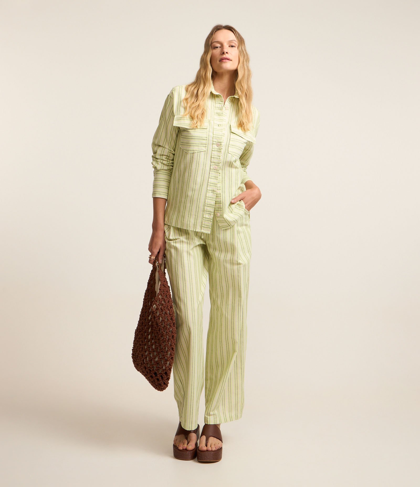 Camisa Alongada em Sarja Listrada com Bolsos Verde 2