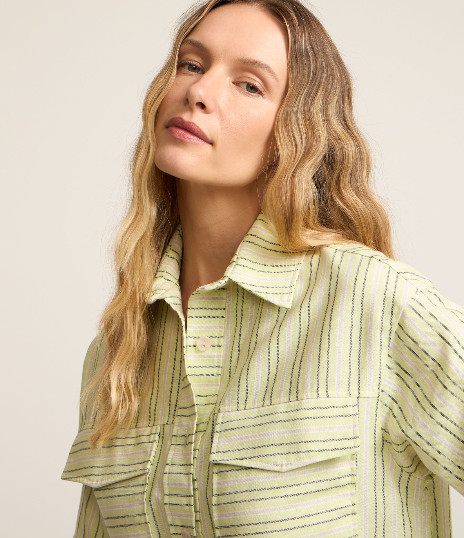 Camisa Alongada em Sarja Listrada com Bolsos Verde 3
