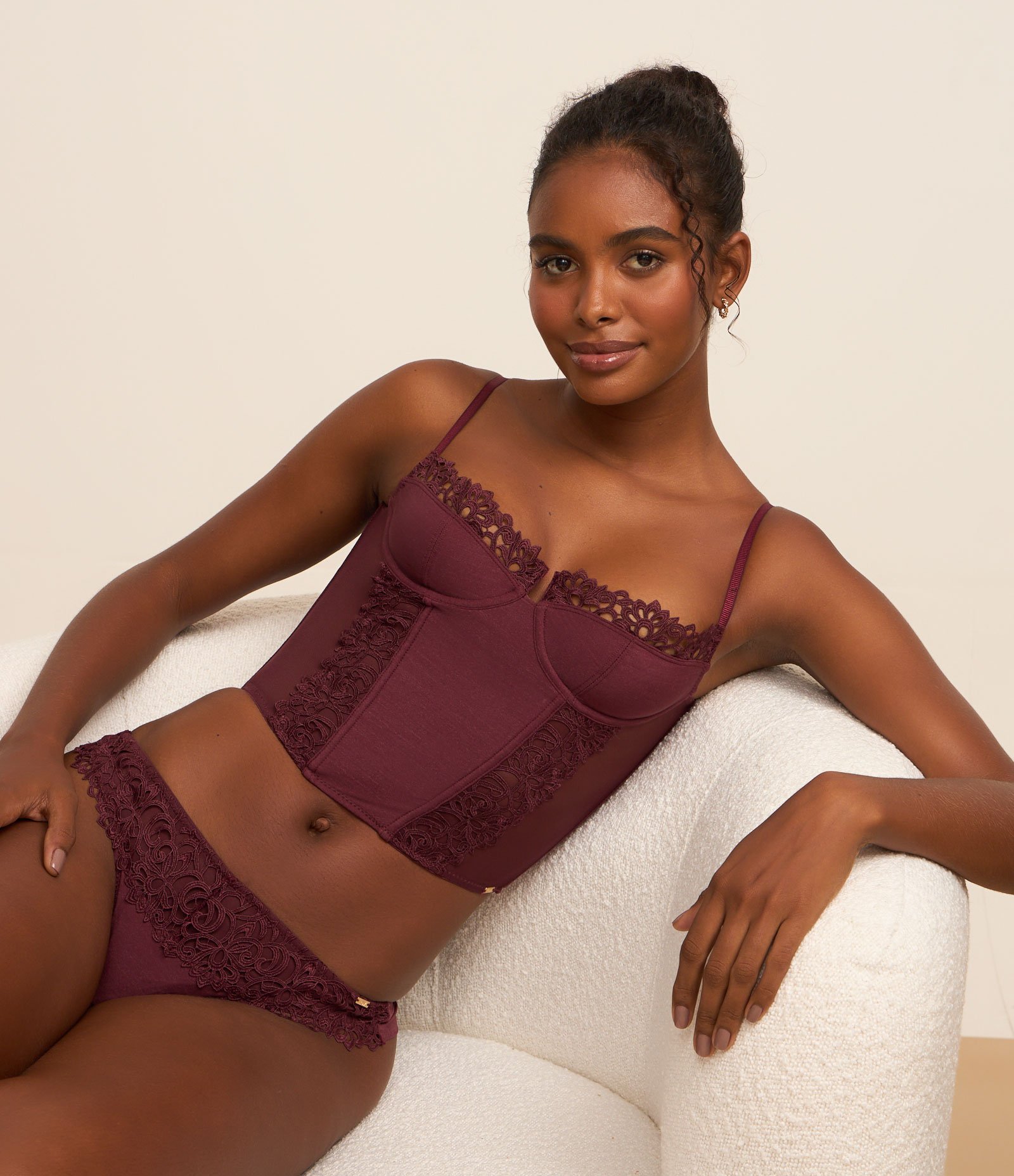 Corset Meia Taça sem Bojo com Recortes em Tule e Renda Bordô 1