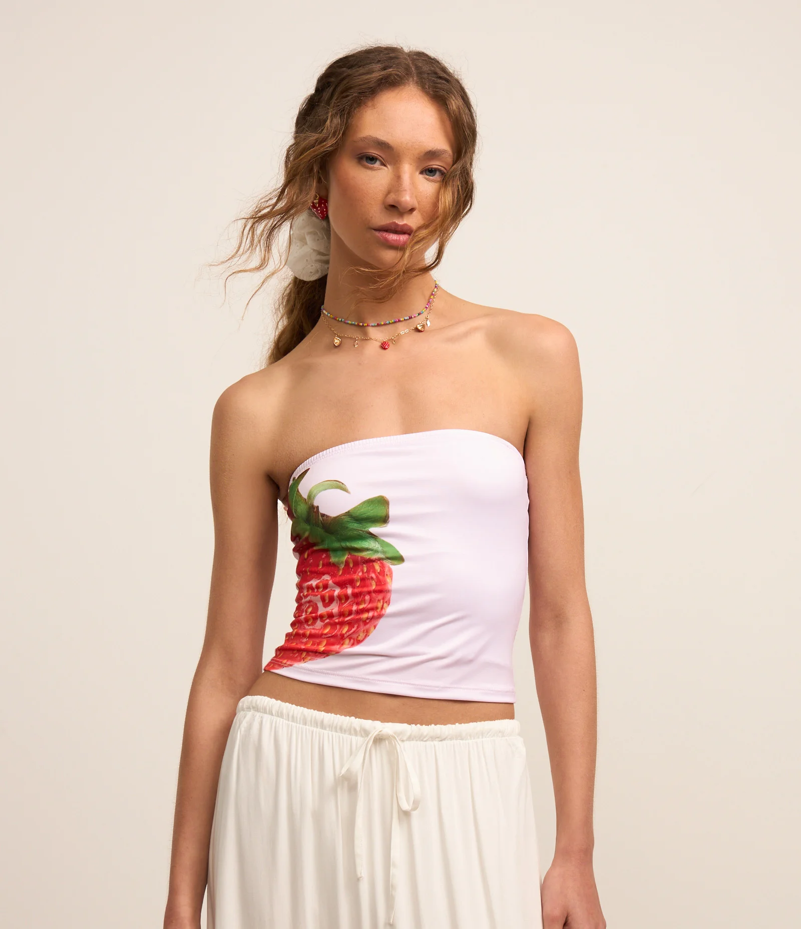 Blusa Tomara Que Caia Cropped Slim em Microfibra com Estampa de Morango Rosa 1