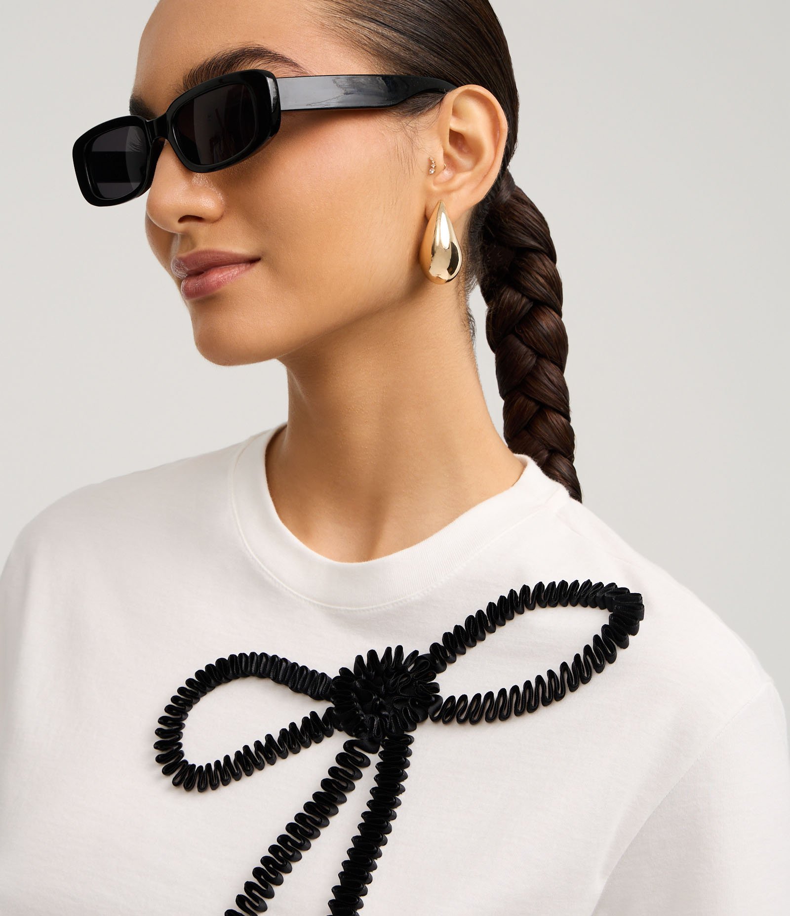 Camiseta Boxy em Algodão com Bordado de Laço Branco 1