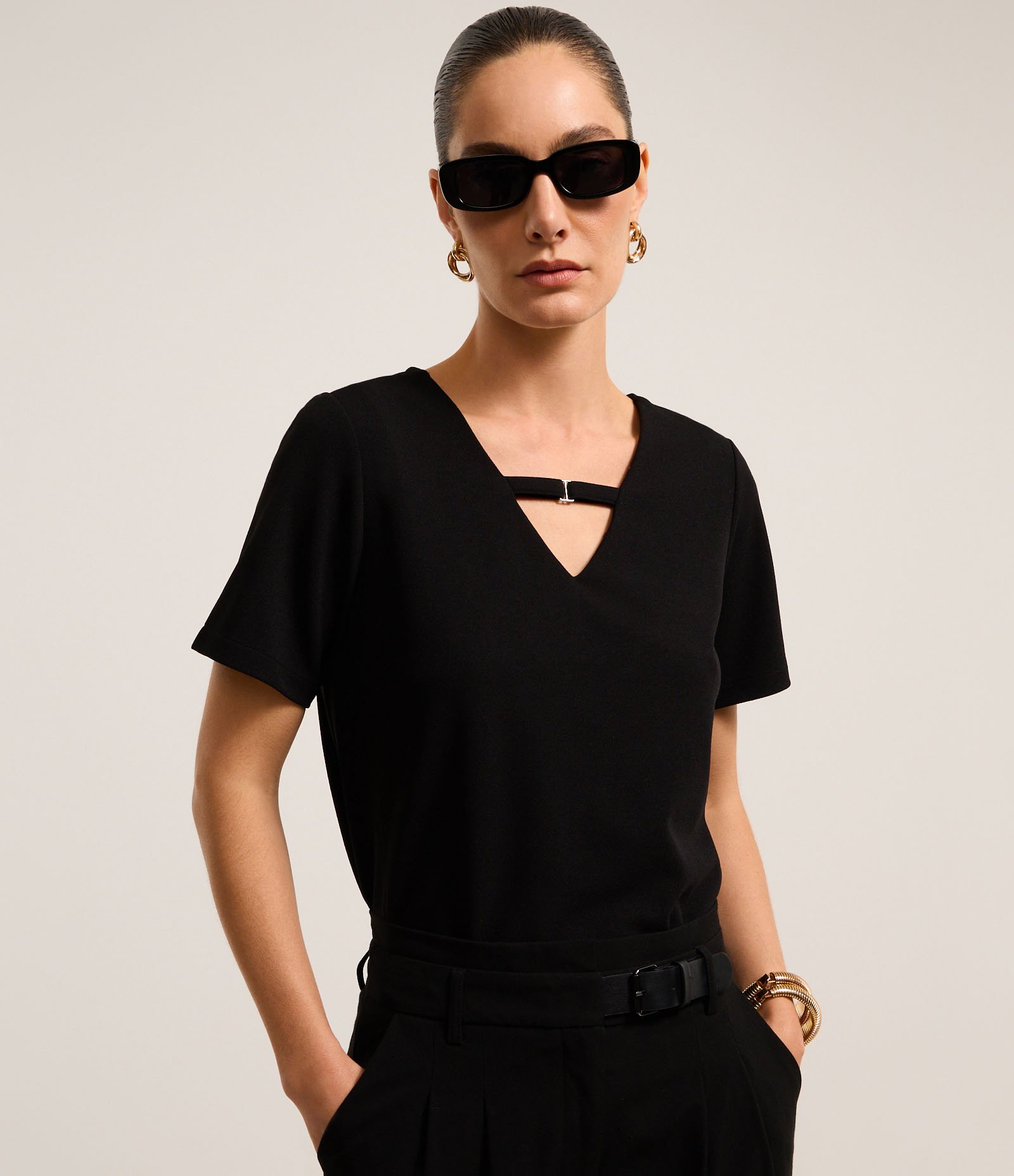 Blusa em Crepe com Fivela na Gola V Preto 1