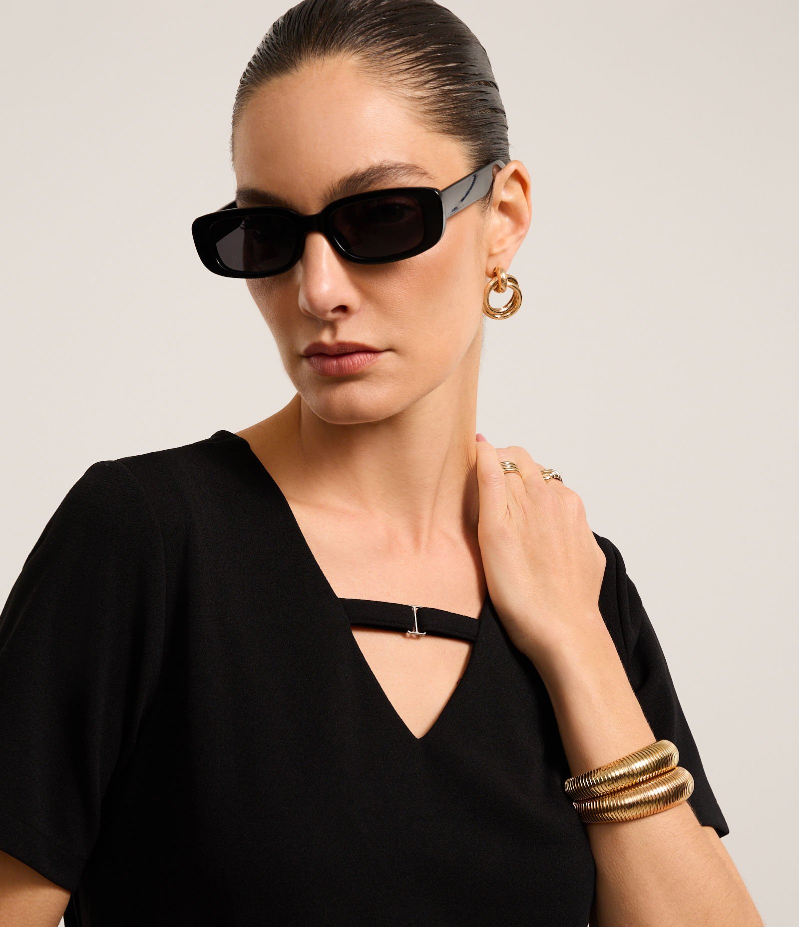 Blusa em Crepe com Fivela na Gola V Preto 4