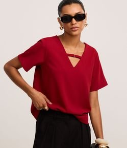 Blusa em Crepe com Fivela na Gola V