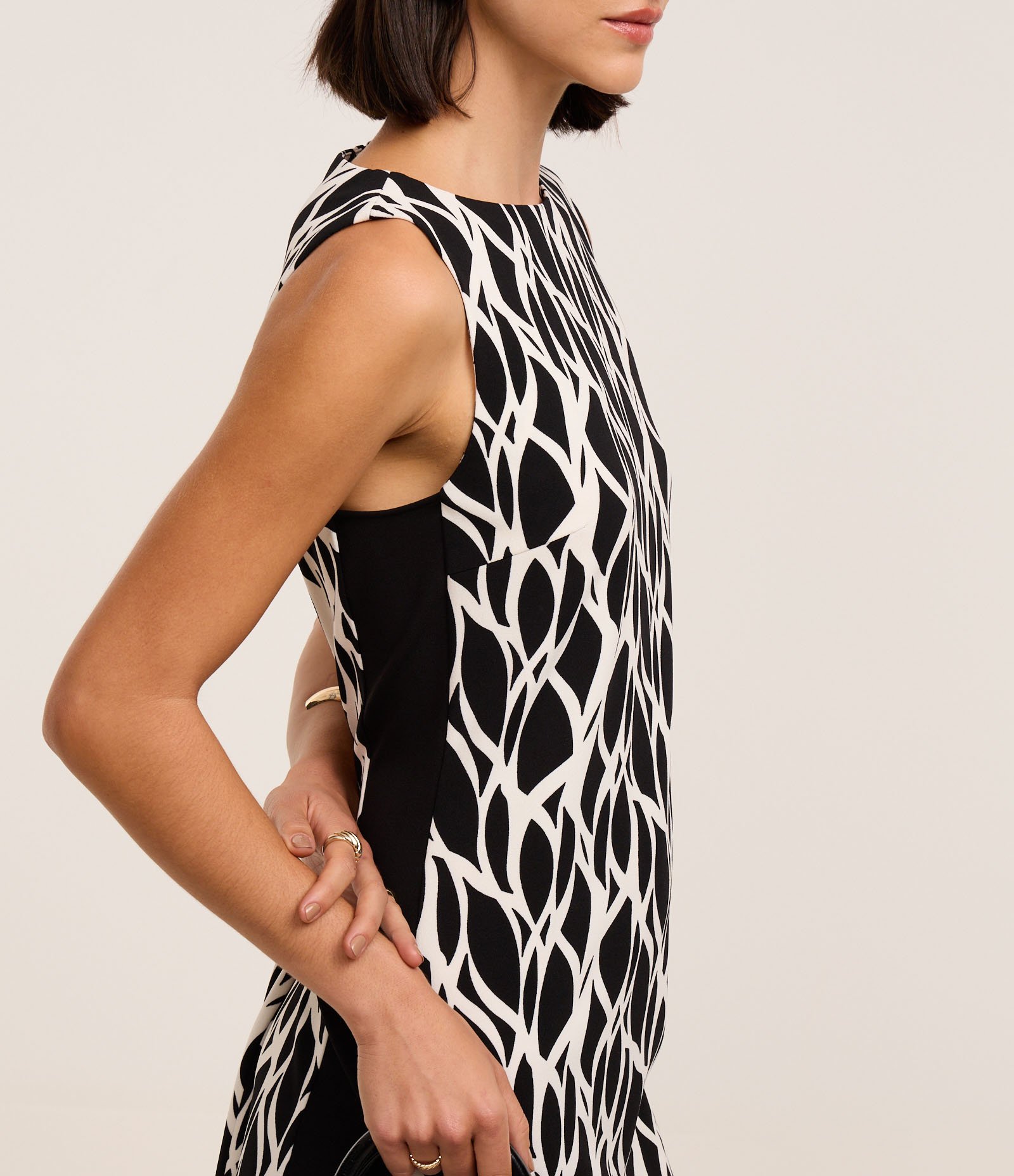 Vestido Curto em Crepe com Estampa Abstrata Preto/Branco 4