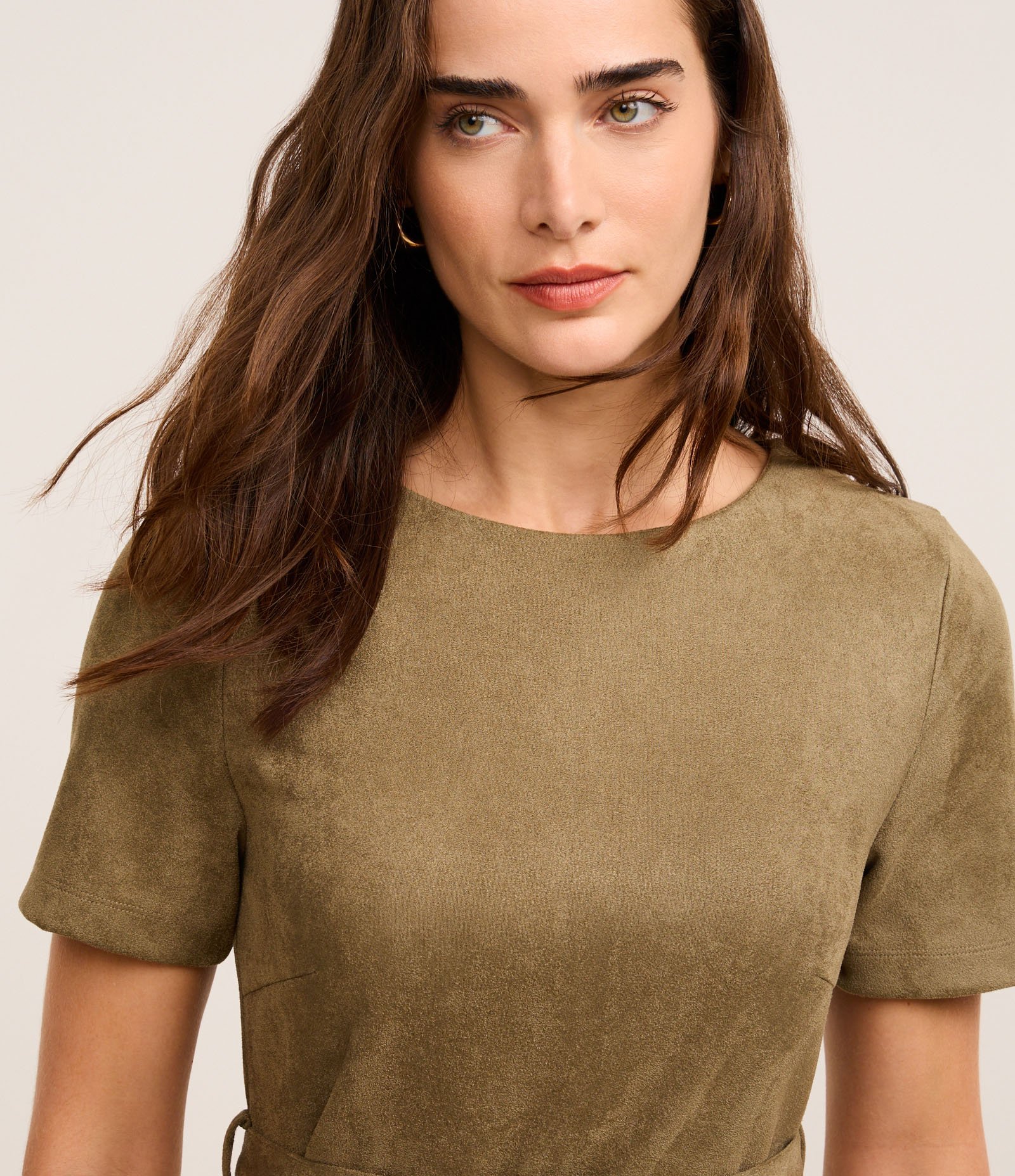 Vestido Curto em Suede com Cinto Verde 3