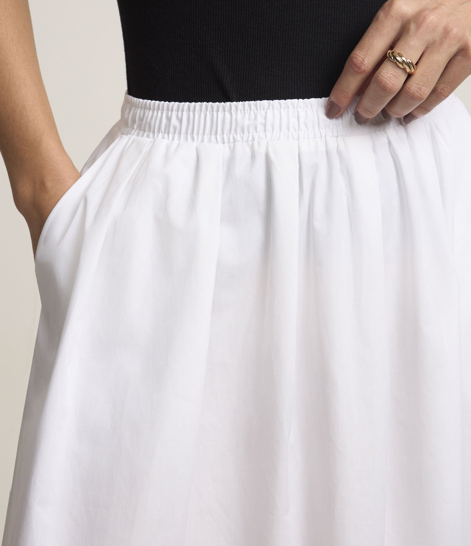 Saia Evasê Midi em Tricoline com Elástico no Cós Branco 4