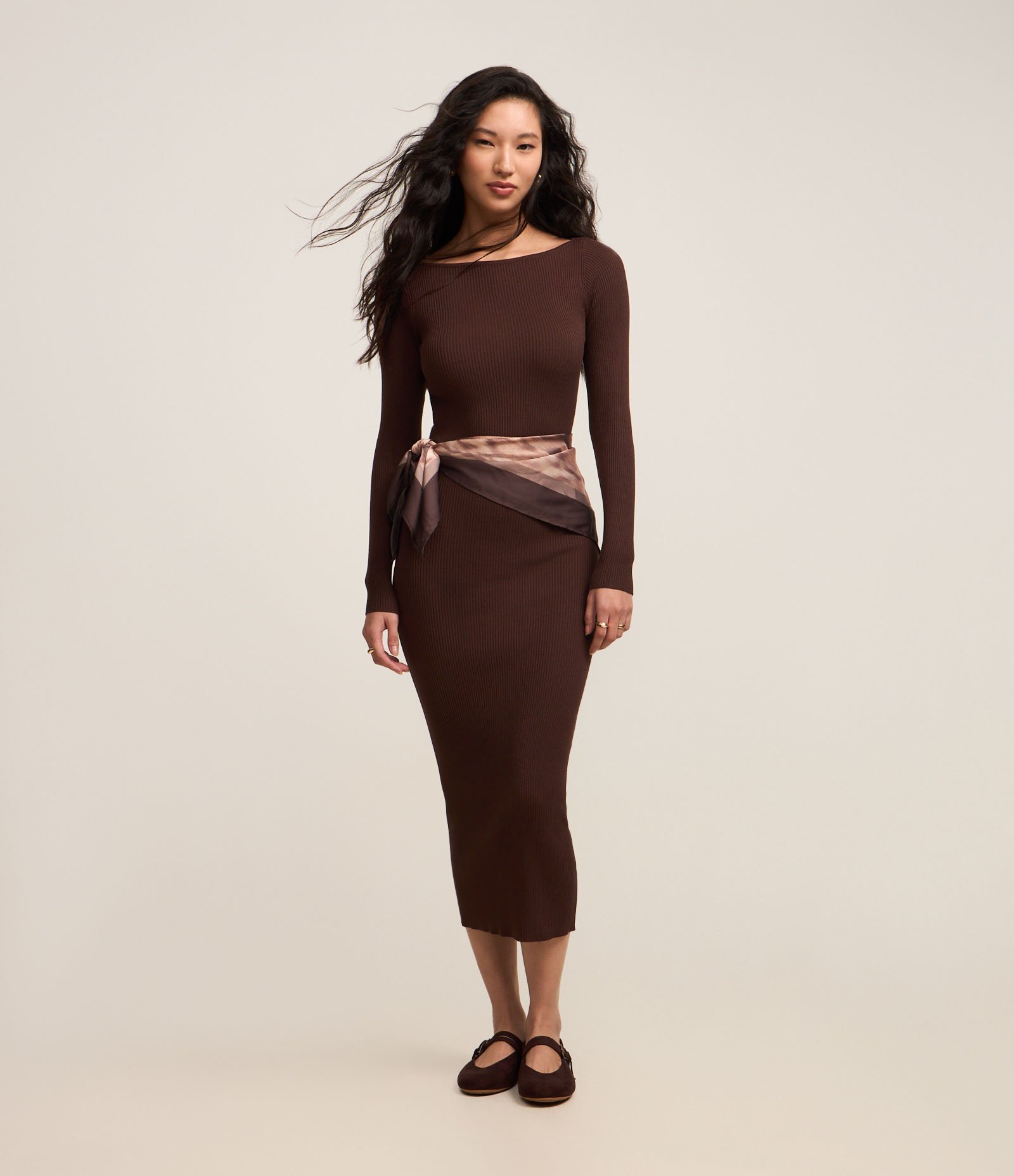 Vestido Midi Justo em Tricô com Gola Canoa Marrom 2