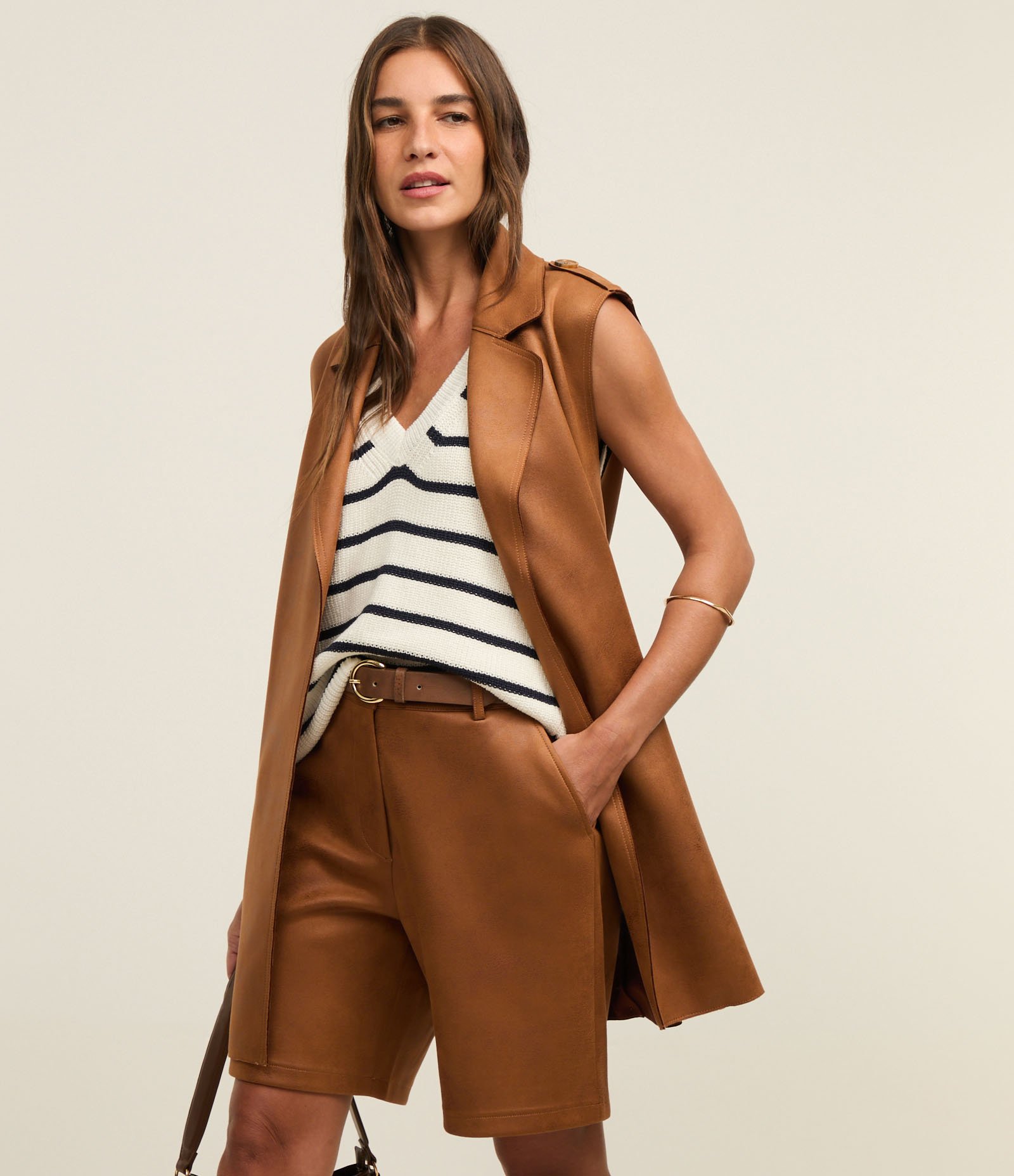 Short Reto Cintura Alta em Suede com Bolsos Mocha Mousse 2