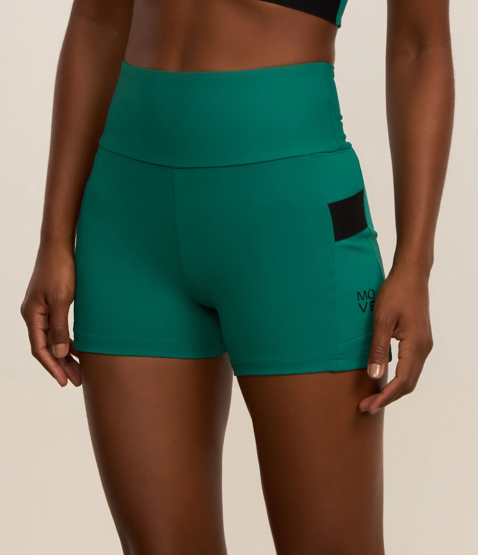 Bermuda em Microfibra com Bolso Verde 2